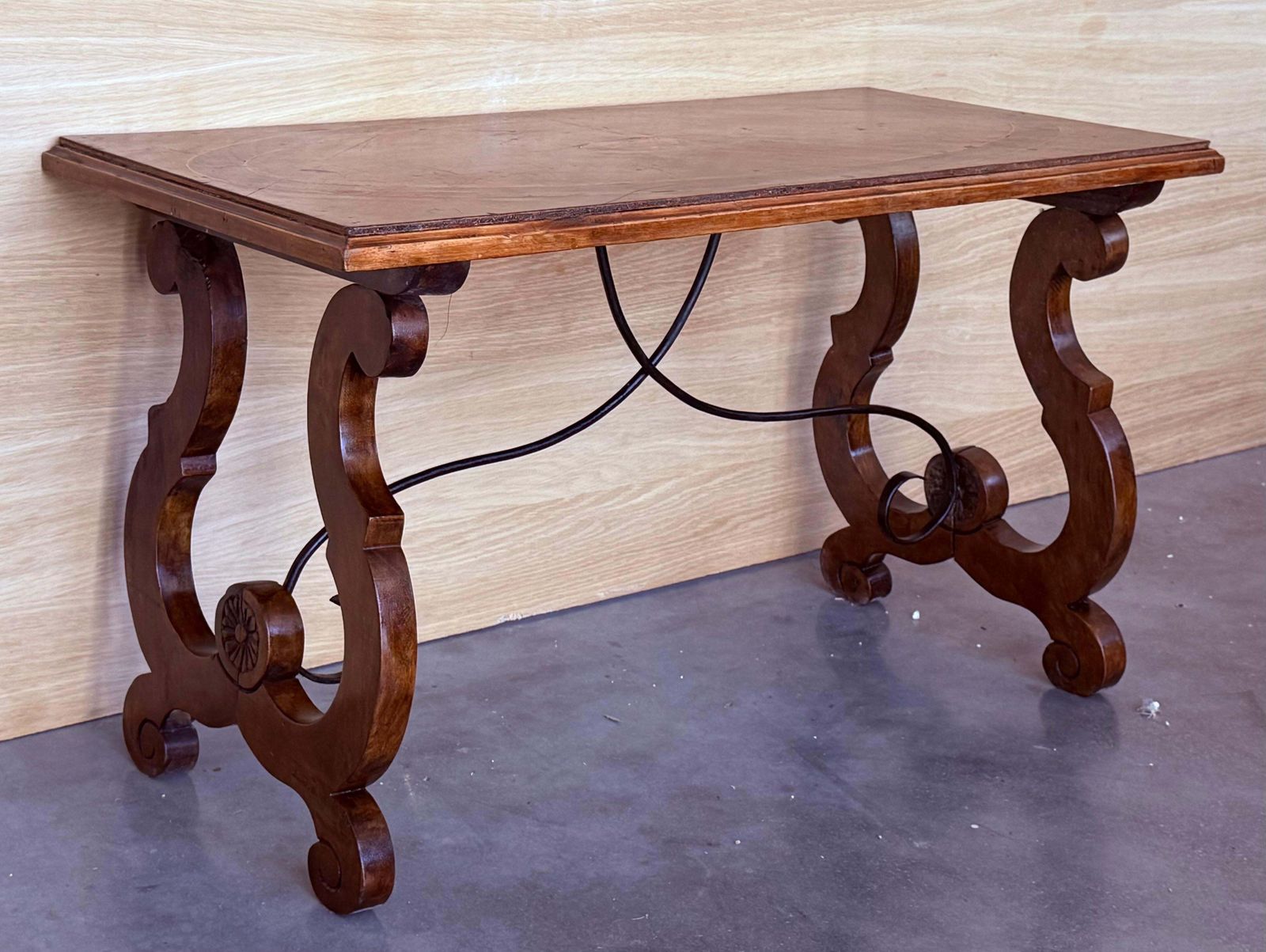 Table basse espagnole rectangulaire, pieds en lyre et plateau en marqueterie photo Mobilier