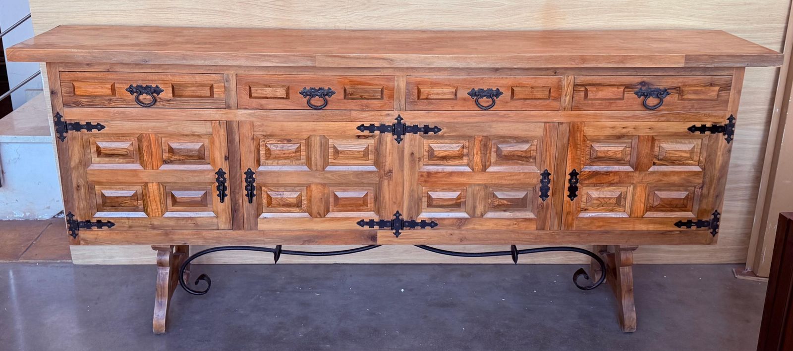 Crédence ou buffet baroque espagnol en noyer sculpté, trois tiroirs, style toscan, XIXe siècle photo furniture