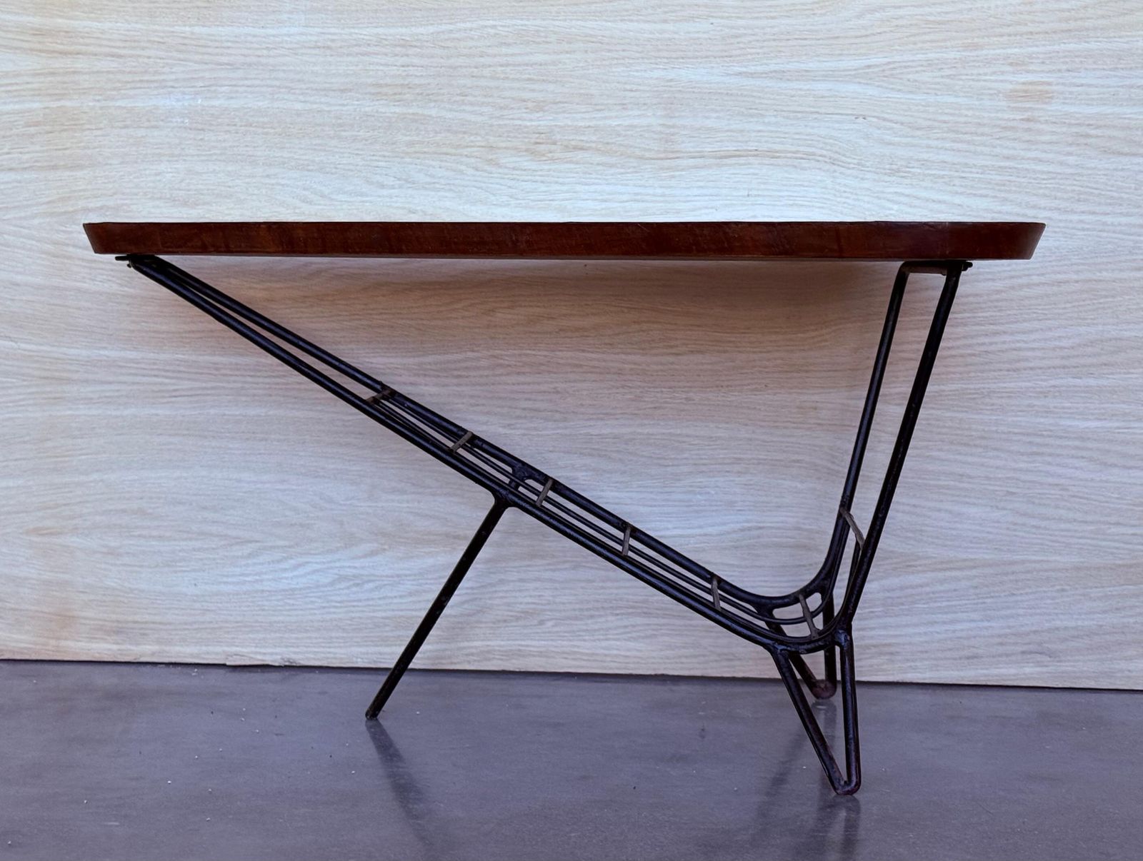 Table basse triangulaire danoise avec porte-revues en métal et teck, années 1960 photo for sale