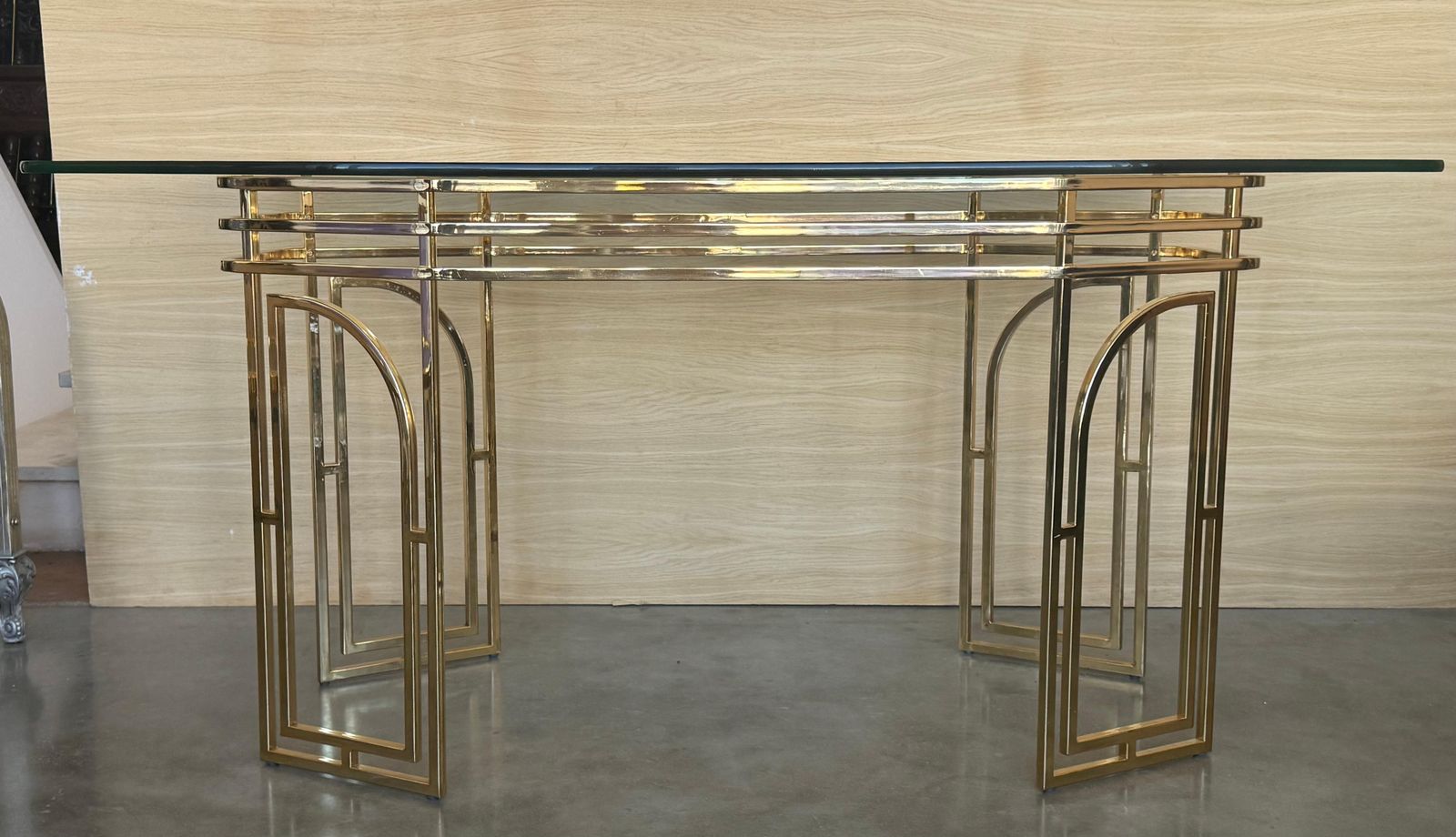 Table à manger italienne mid-century modern en laiton géométrique, plateau en verre photo furniture