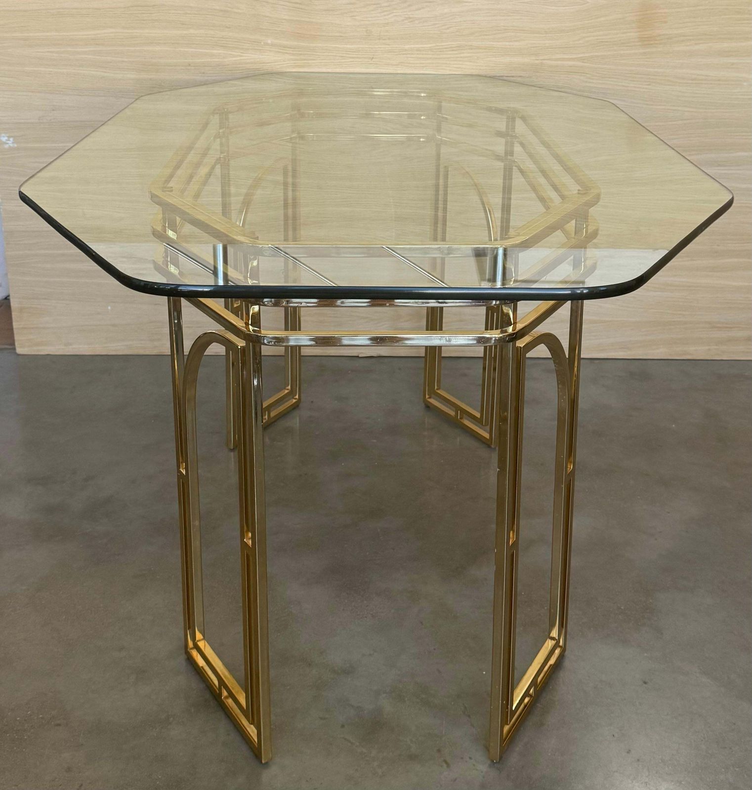 photo for sale Table à manger italienne mid-century modern en laiton géométrique, plateau en verre