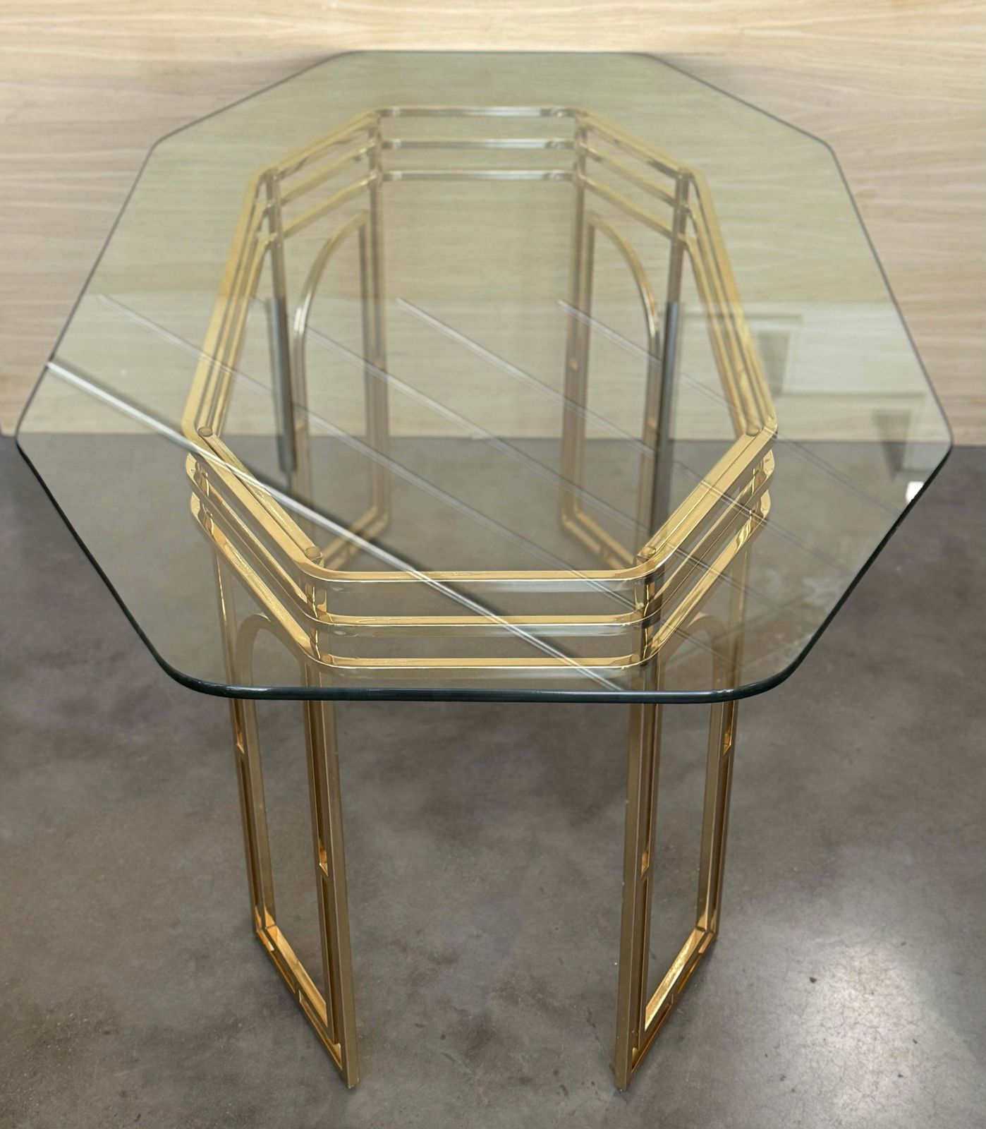 photo vinterior Table à manger italienne mid-century modern en laiton géométrique, plateau en verre