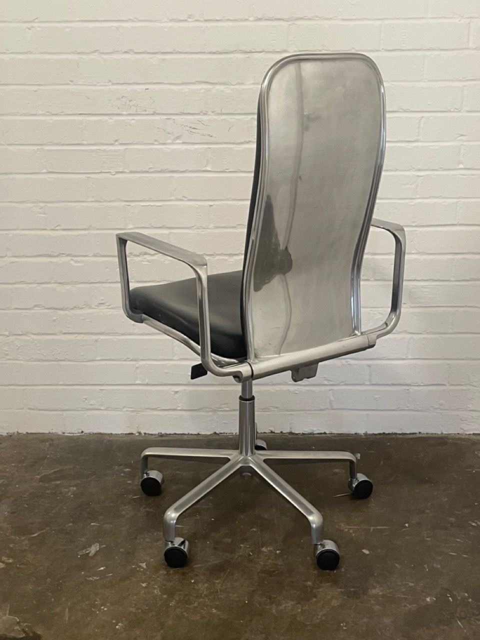 Vintage Hille Fred Scott Supporto Task Chair. High Back With Arms In Polished Aluminium With Black Leatheri Seat Pads photo vinterior