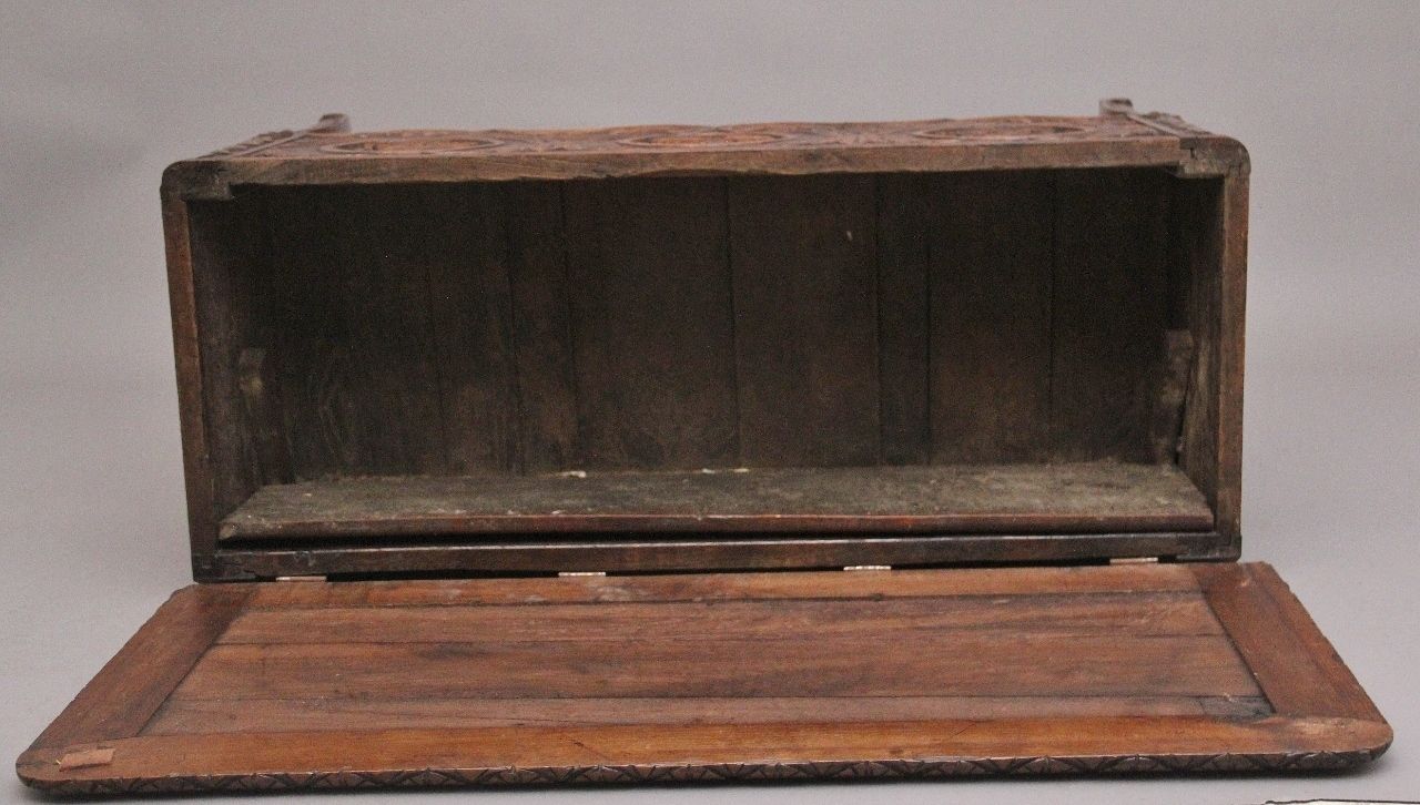photo vintage Early 19th Century French Carved Oak Coffer