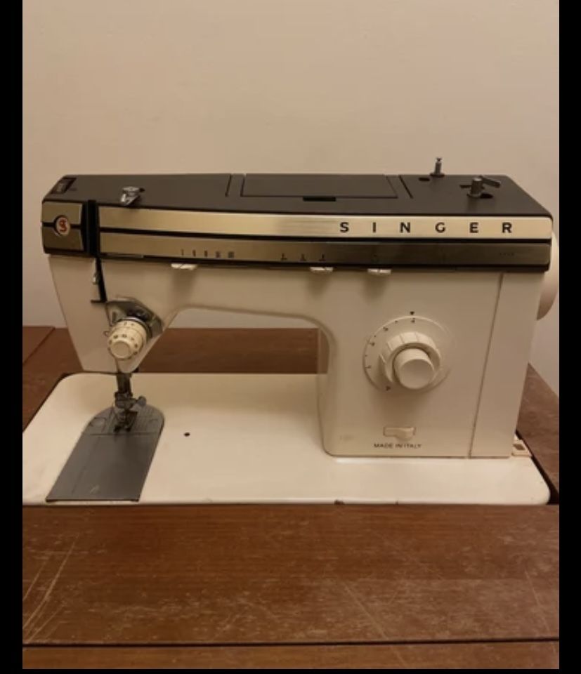 Gorgeous Vintage Singer Stewing Machine On Wood Table    Good Condition photo Furniture