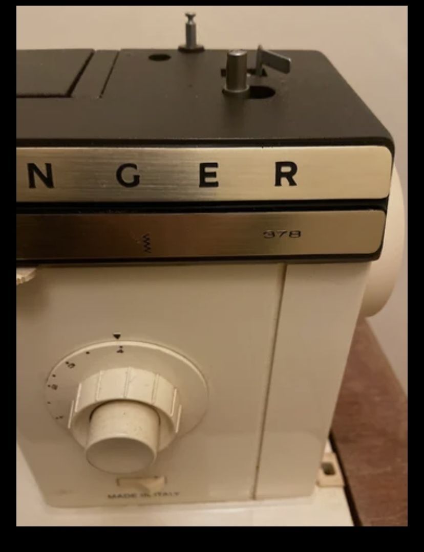 Gorgeous Vintage Singer Stewing Machine On Wood Table    Good Condition photo vinterior