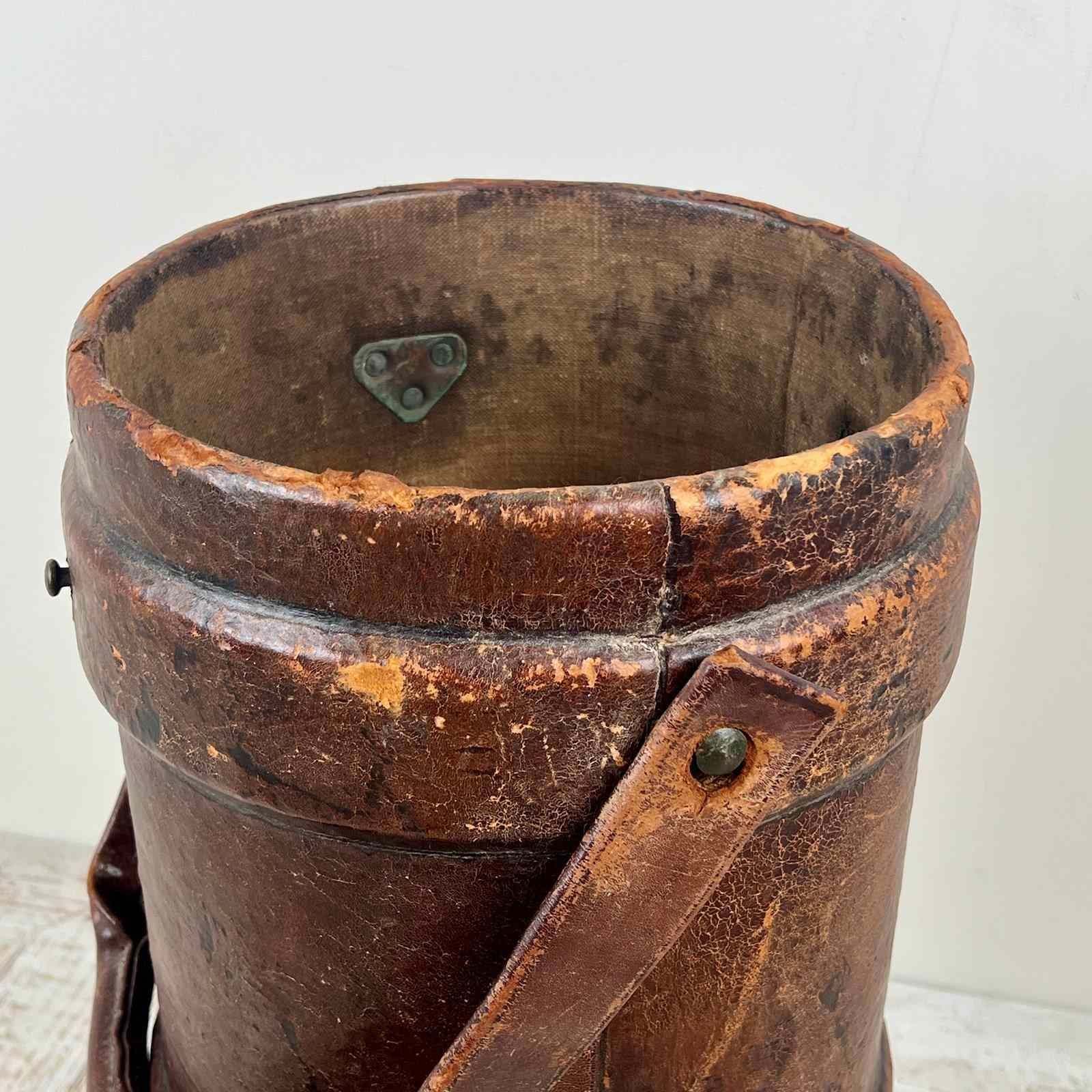 A Large First World War Leather Shell Carrier Stick Stand photo vinterior