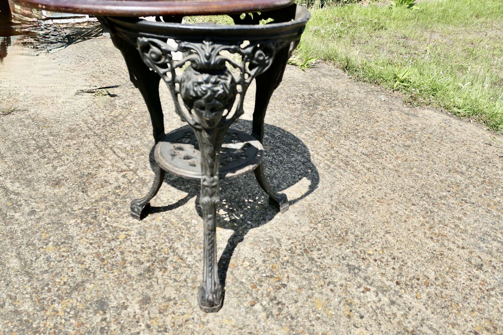 A Traditional Britannia Pub Table photo vinterior