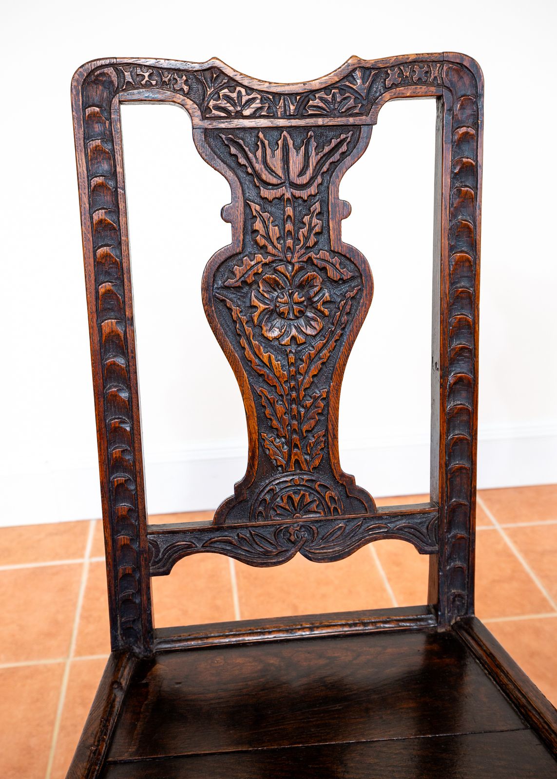 photo vintage Pair Of Jacobean Carved Hall Chairs Oak 1620 Antique Country House Chairs Primitive Baronial Side Dining Chairs