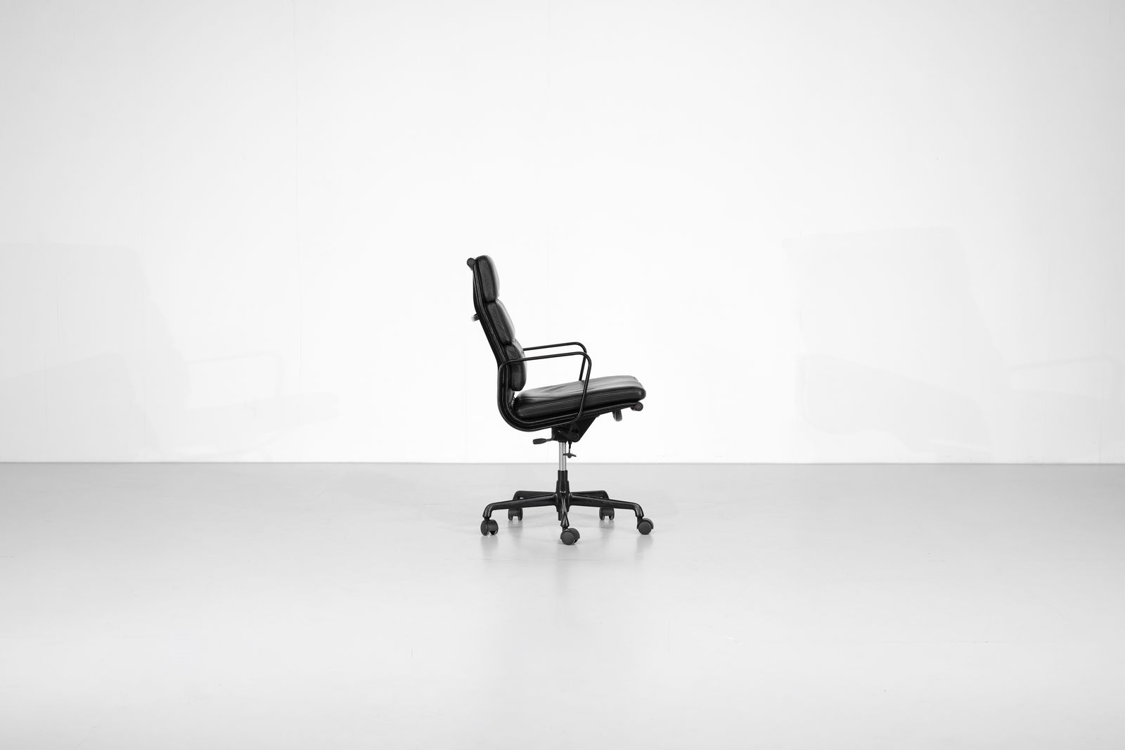 Armchair Soft Pad Chair "Ea 219" Charles Ray Eames, USA 1969. photo Furniture