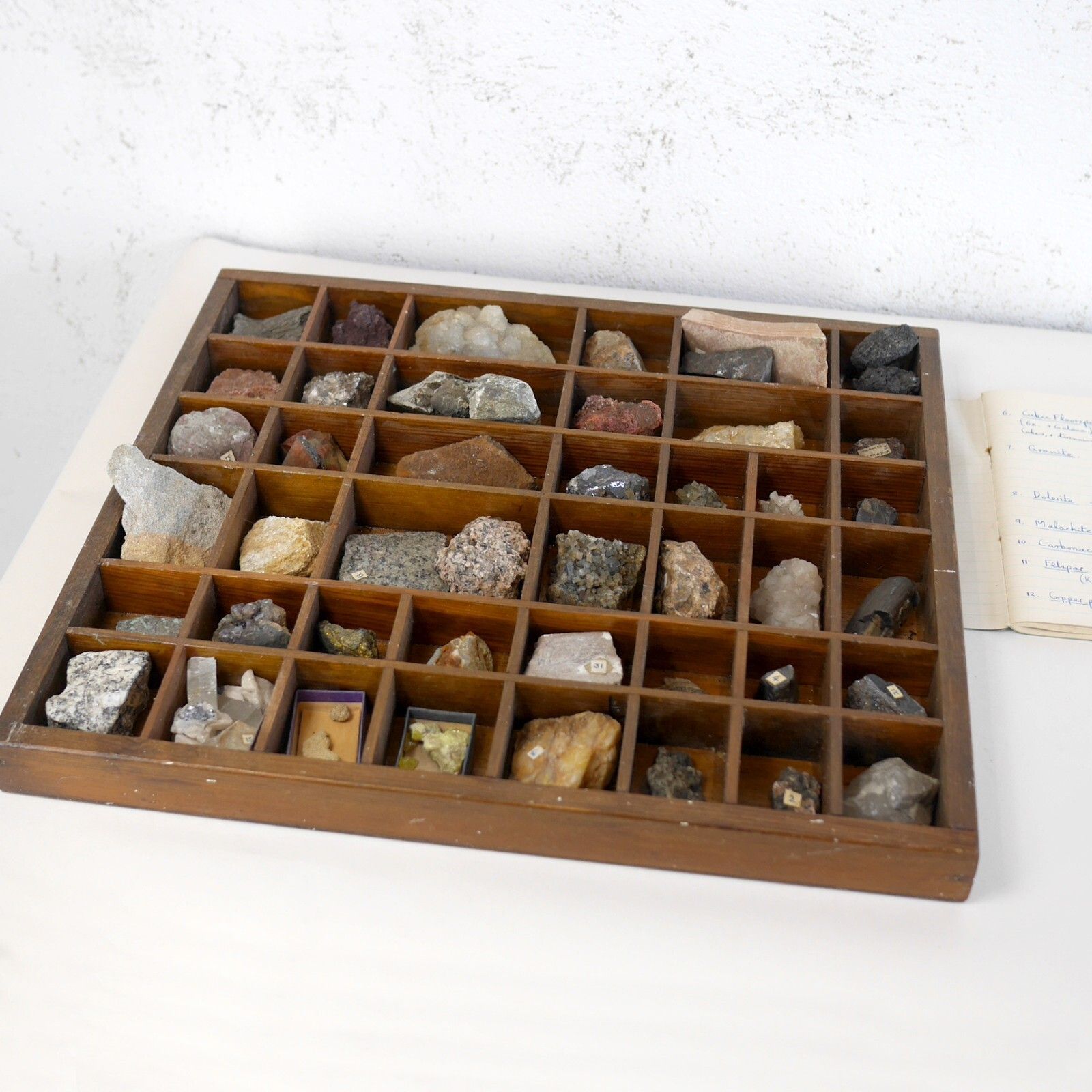Vintage Collection Rocks Geodes Minerals Stones Crystals Wood Tray #102915