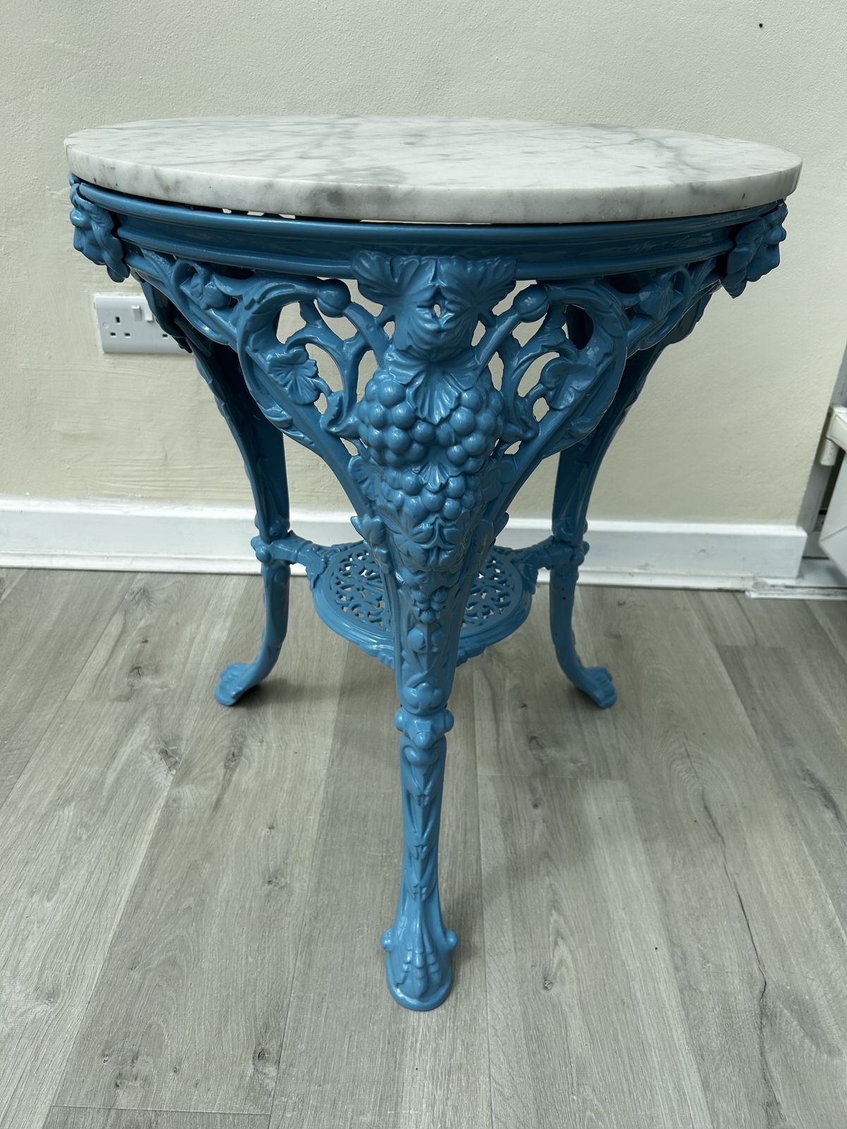 Victorian Grapes Cast Iron Original Pub Outsideinside Round Table.Totaly Original Has Old Repairs photo vinterior