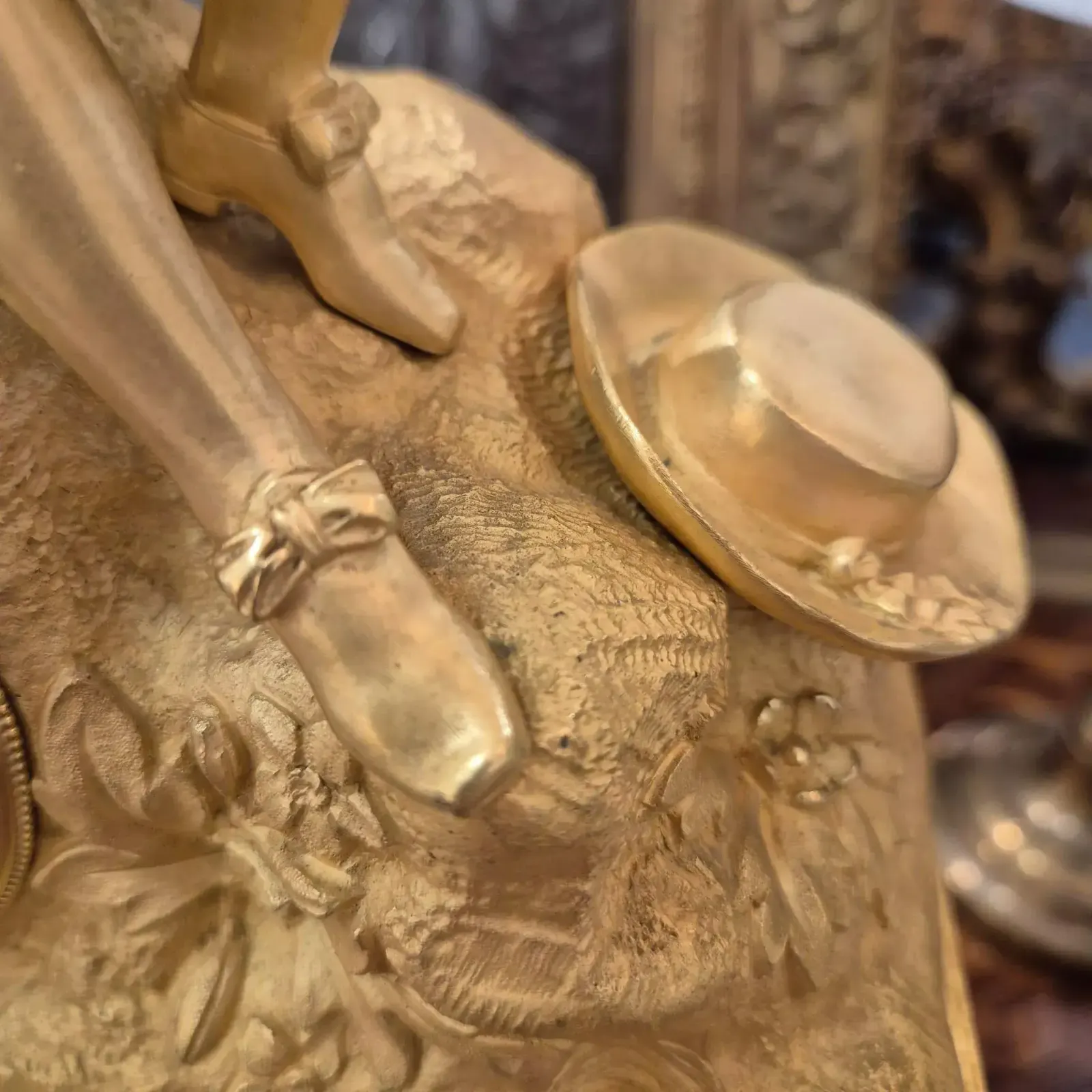 photo vintage 19th Century Charles X Clock With A Statue Of A Romantic Young Nobleman.