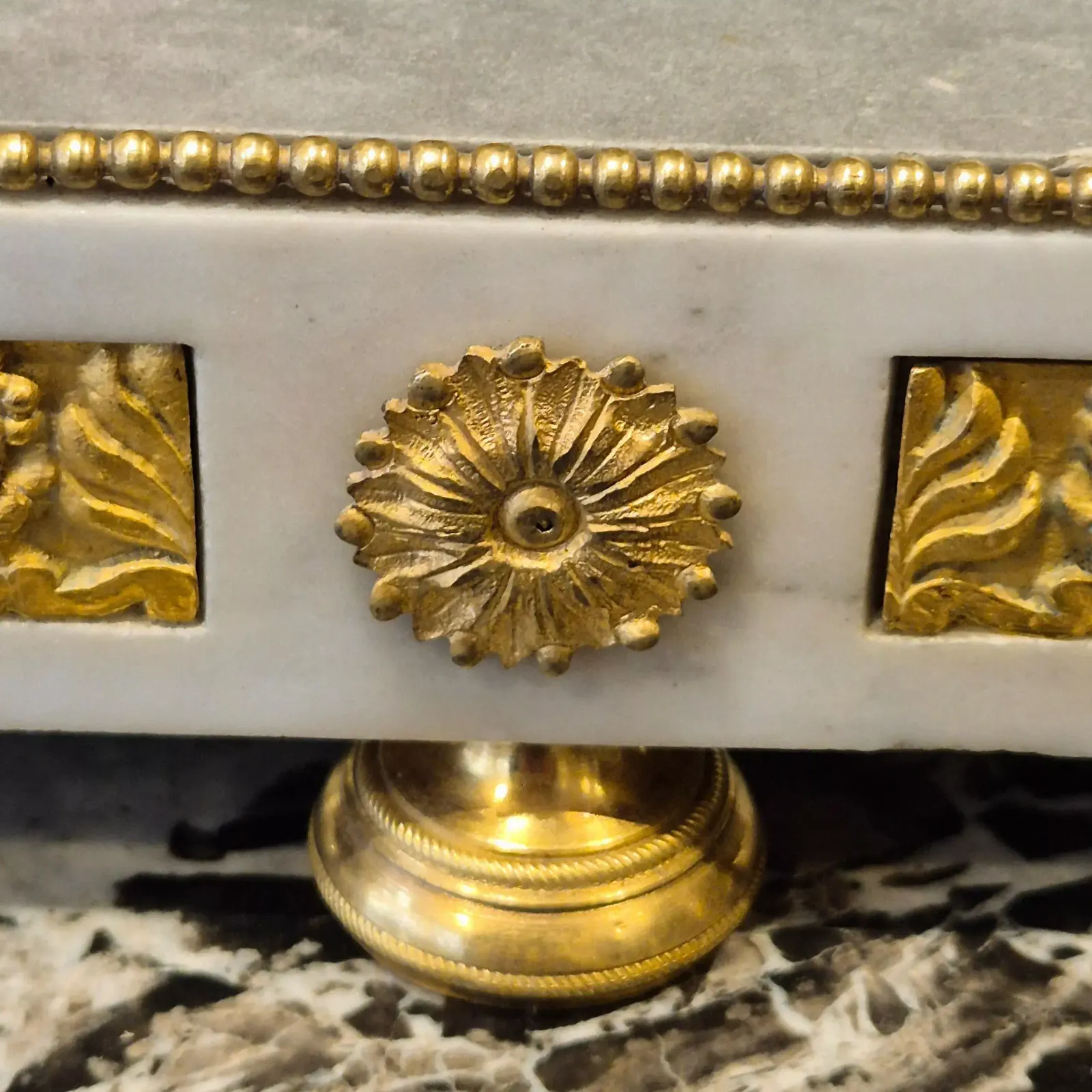 photo vinterior Empire Period Portico Clock In White Marble And Gilt Bronze, 19th Century