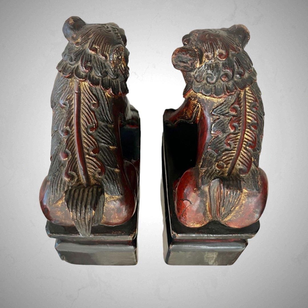 19th Century Pair Of Chinese Guardian Lions In Red And Gold Lacquer photo vinterior