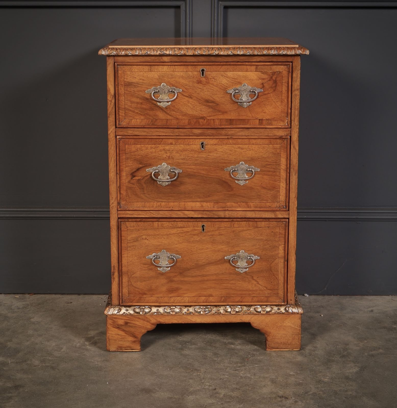 photo furniture Pair Of Walnut Bedside Chests, 1900s