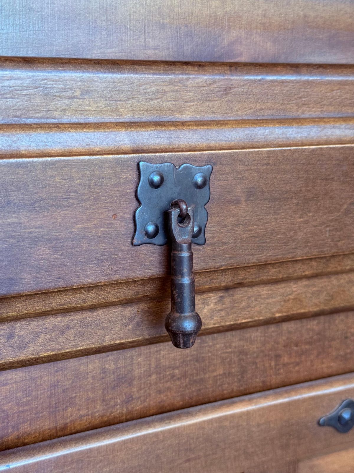 photo for sale Tables de chevet espagnoles du XXe siècle avec tiroir et porte, 1920, lot de 2