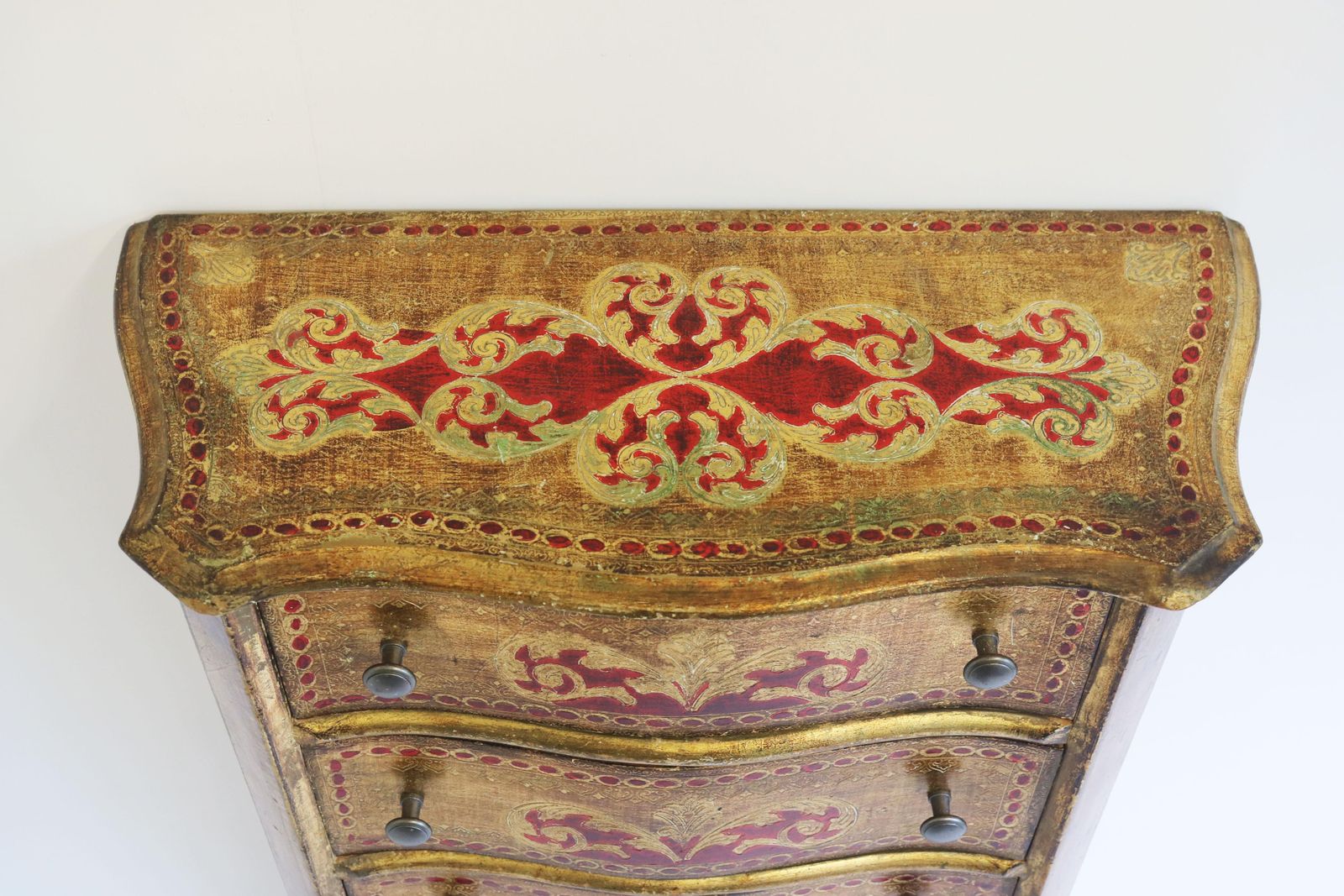 Hoge Italiaanse Ladekast In Florentijnse Renaissance Stijl Met Zes Lades photo vintage