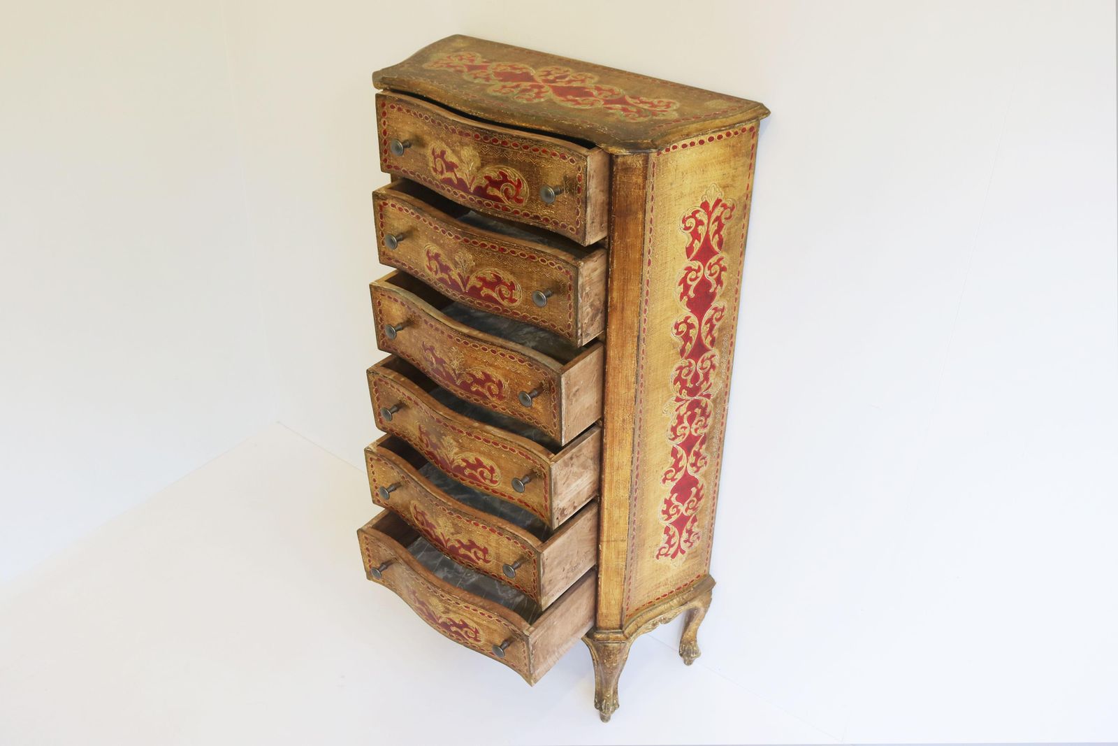 photo furniture Hoge Italiaanse Ladekast In Florentijnse Renaissance Stijl Met Zes Lades