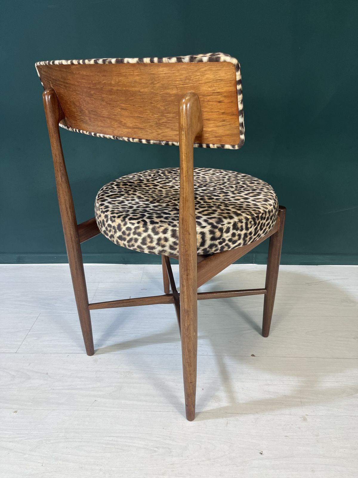 Gplan Round Extending Dining Table And 4 Round Dining Chairs From The Fresco Range photo vinterior