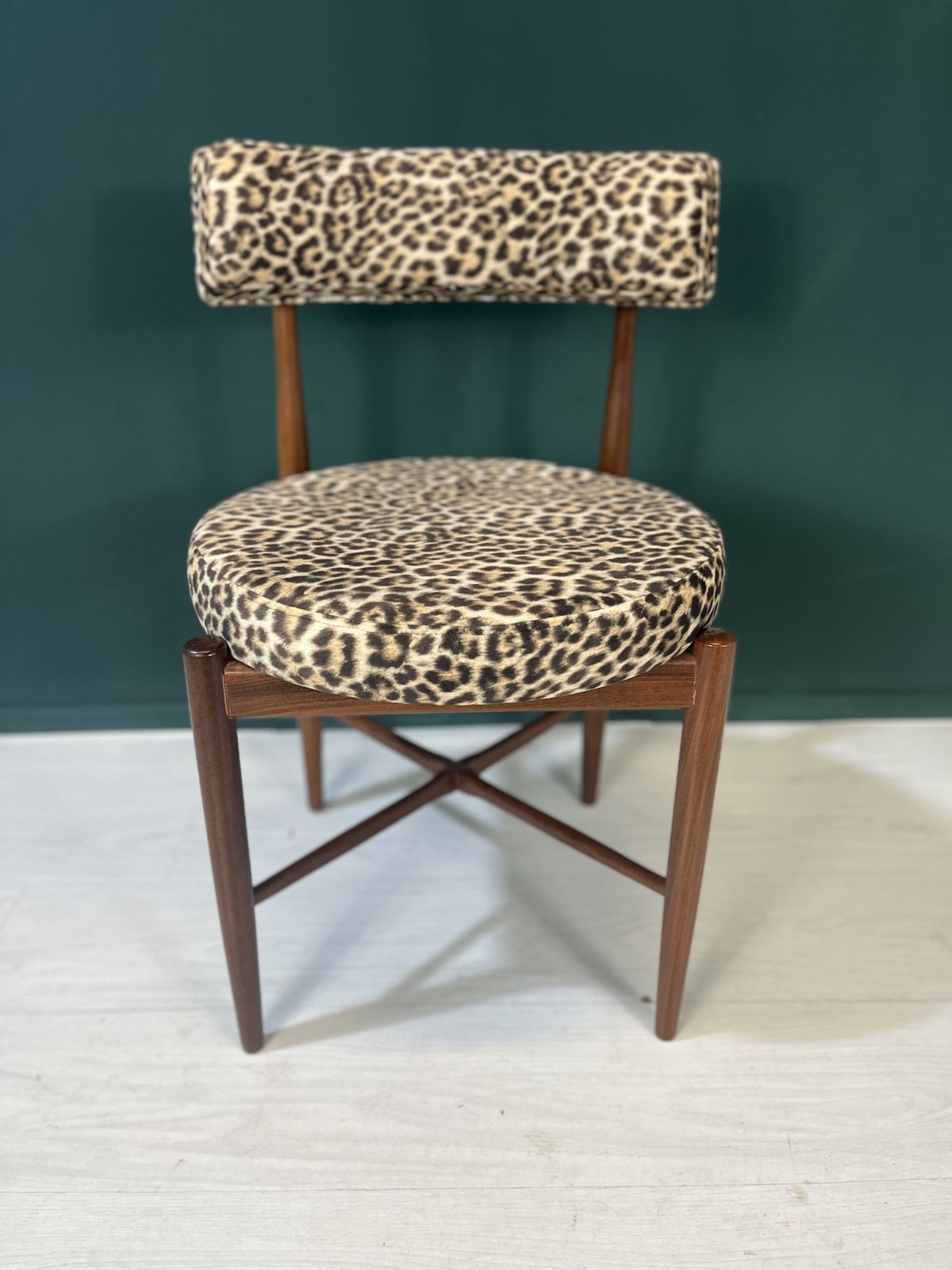 photo furniture Gplan Round Extending Dining Table And 4 Round Dining Chairs From The Fresco Range
