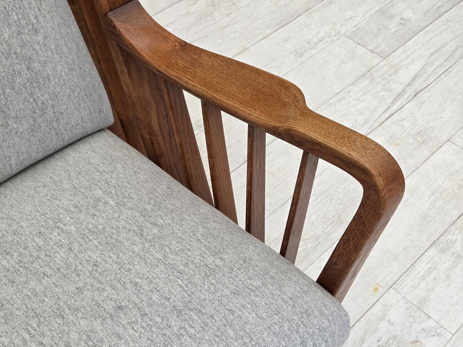 photo vintage 1950s, Scandinavian 2 Seater Sofa, Reupholstered, Furniture Wool, Oak.
