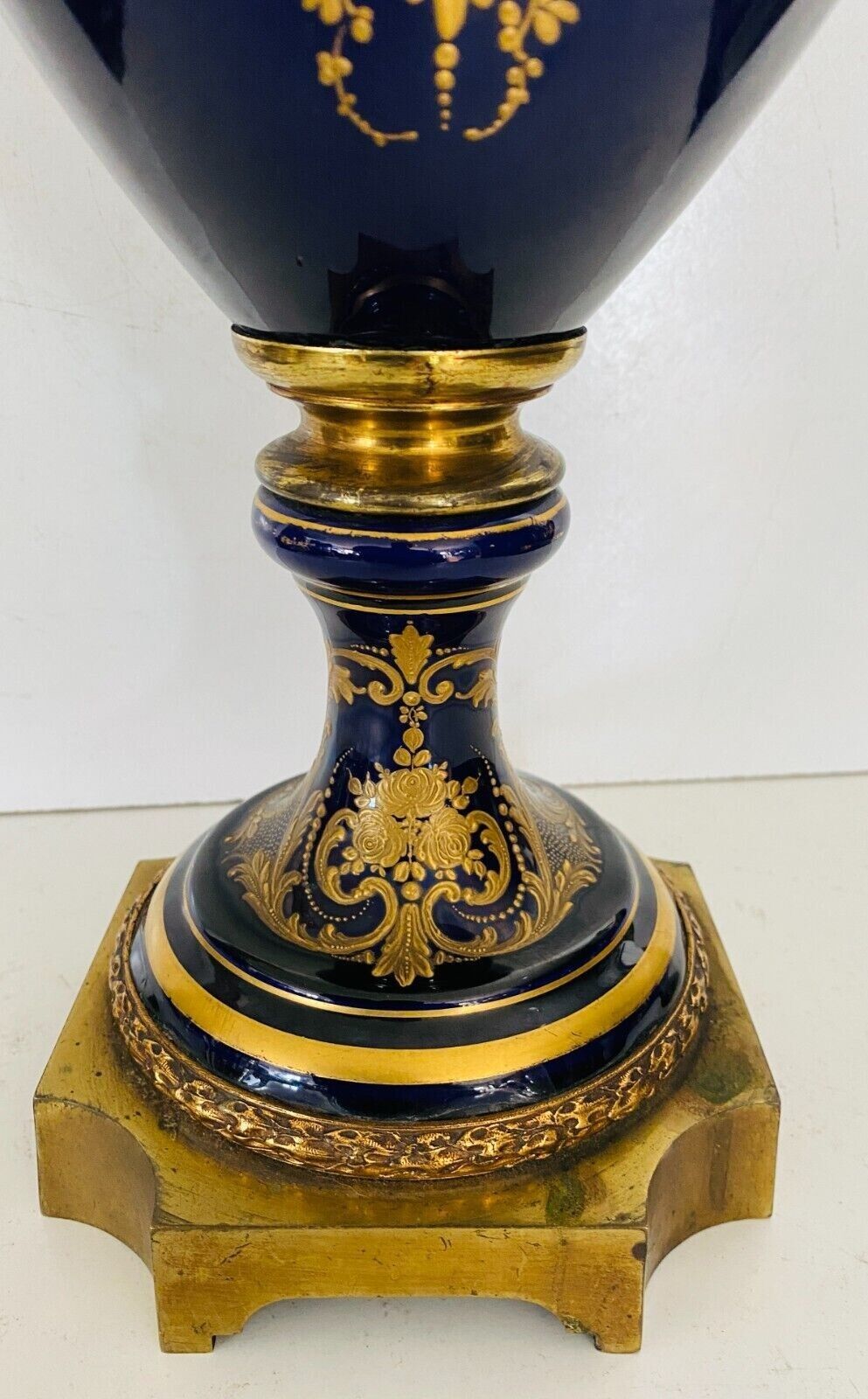 V Ase A Fond Bleu  Polychromé A Rehaut D'or XX Siècle Vase Sèvre Vase Couvert photo Home Decor