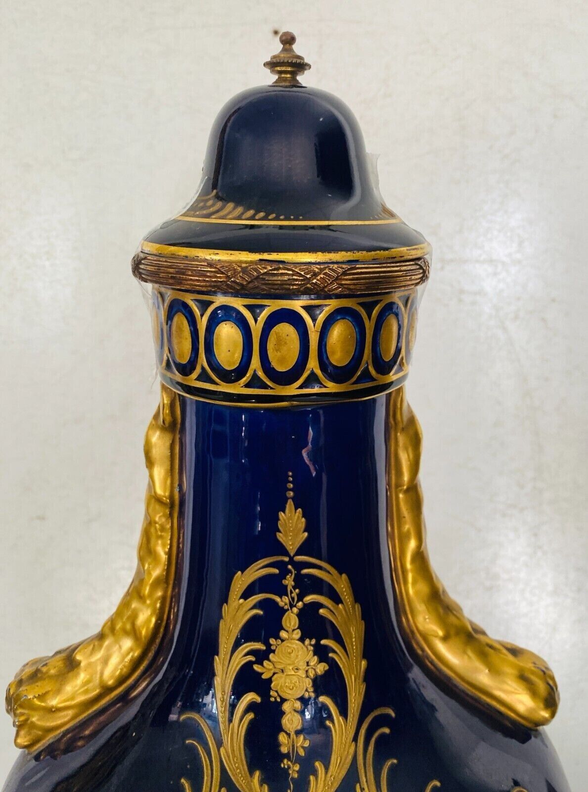 photo for sale V Ase A Fond Bleu  Polychromé A Rehaut D'or XX Siècle Vase Sèvre Vase Couvert