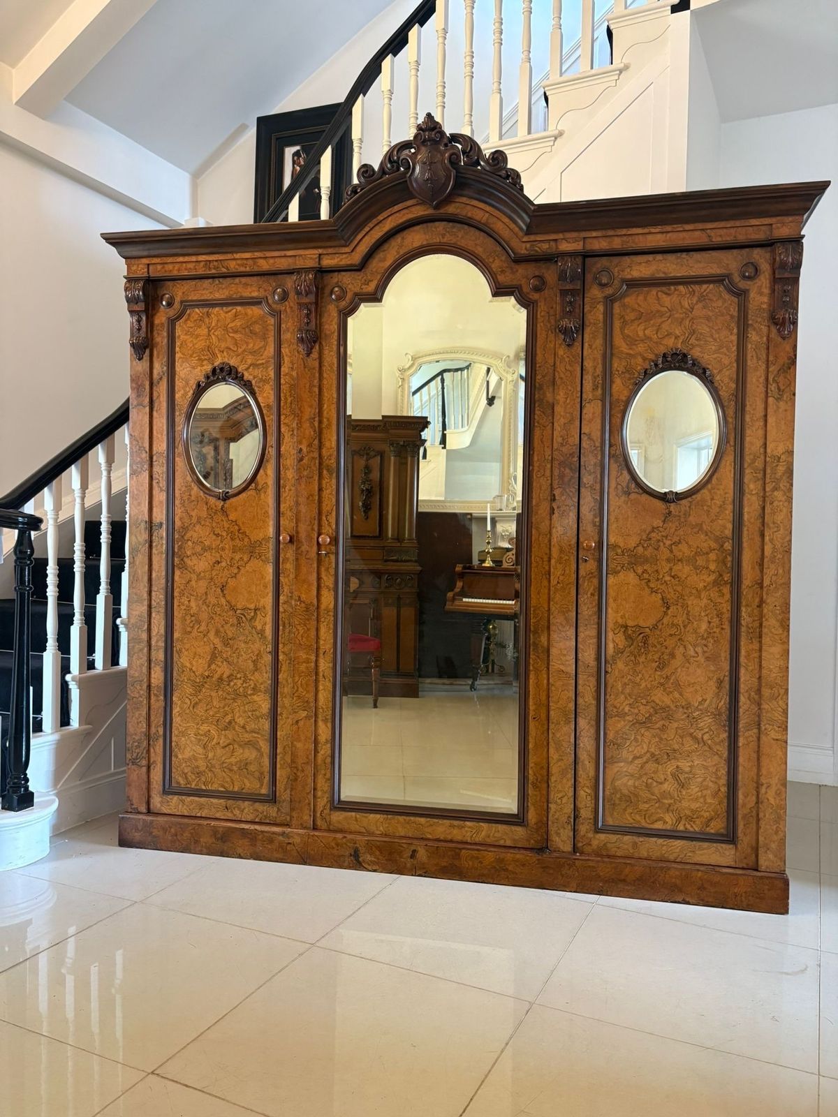 photo vinterior Outstanding Quality Large Antique 19th Century Unusual Carved Burr Walnut Wardrobe