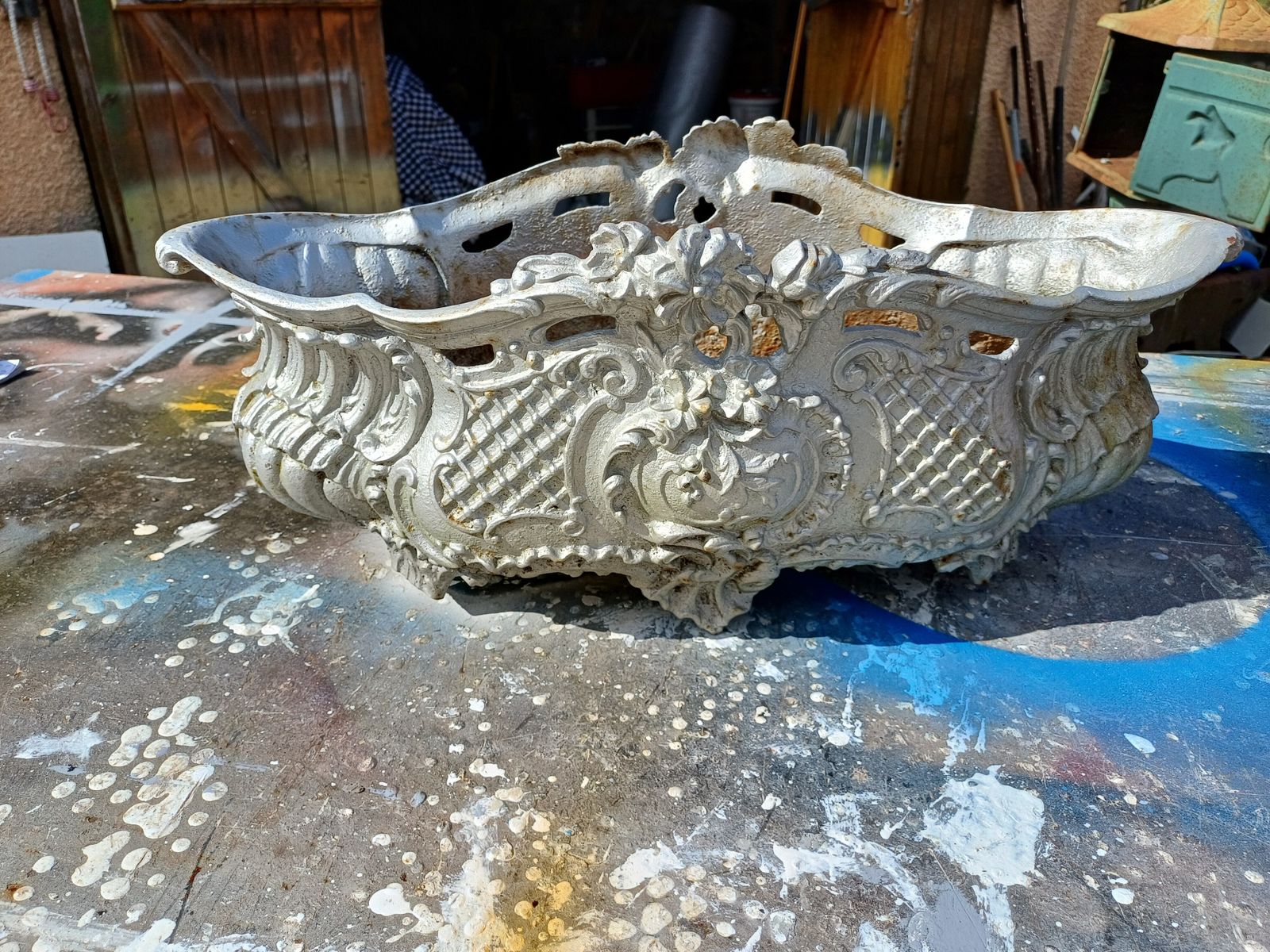 Pair Of 1900 Cast Iron Planters From Charleville Mézières In Rocaille Style photo vinterior