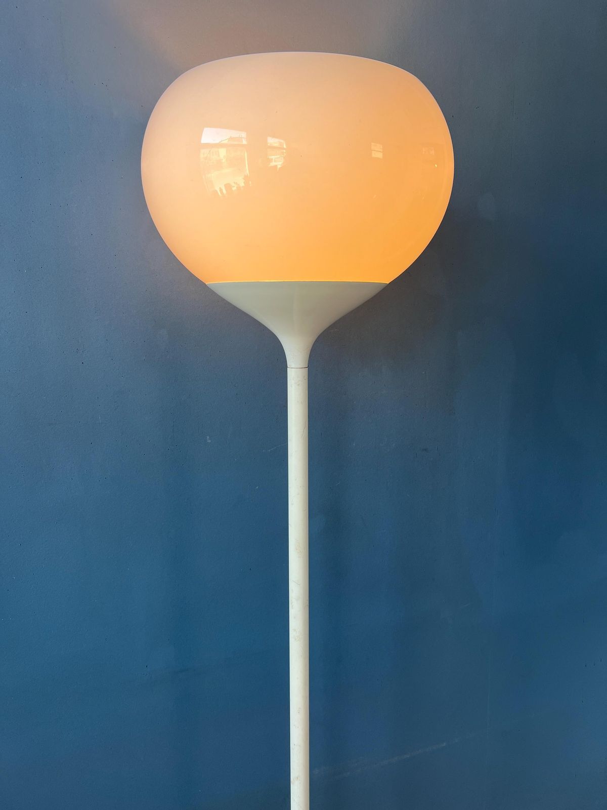 Witte Vintage Mid Century Guzzini Stijl Space Age Vloerlamp photo for sale