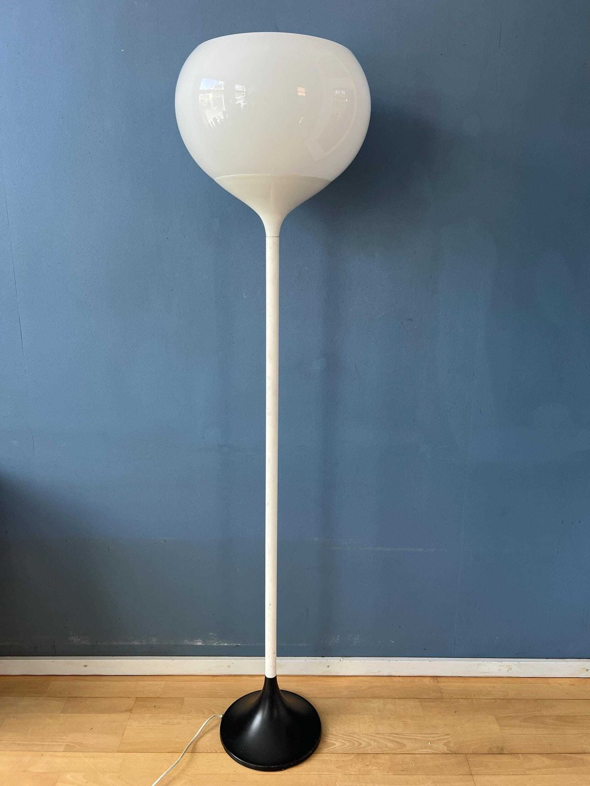 Witte Vintage Mid Century Guzzini Stijl Space Age Vloerlamp photo vinterior