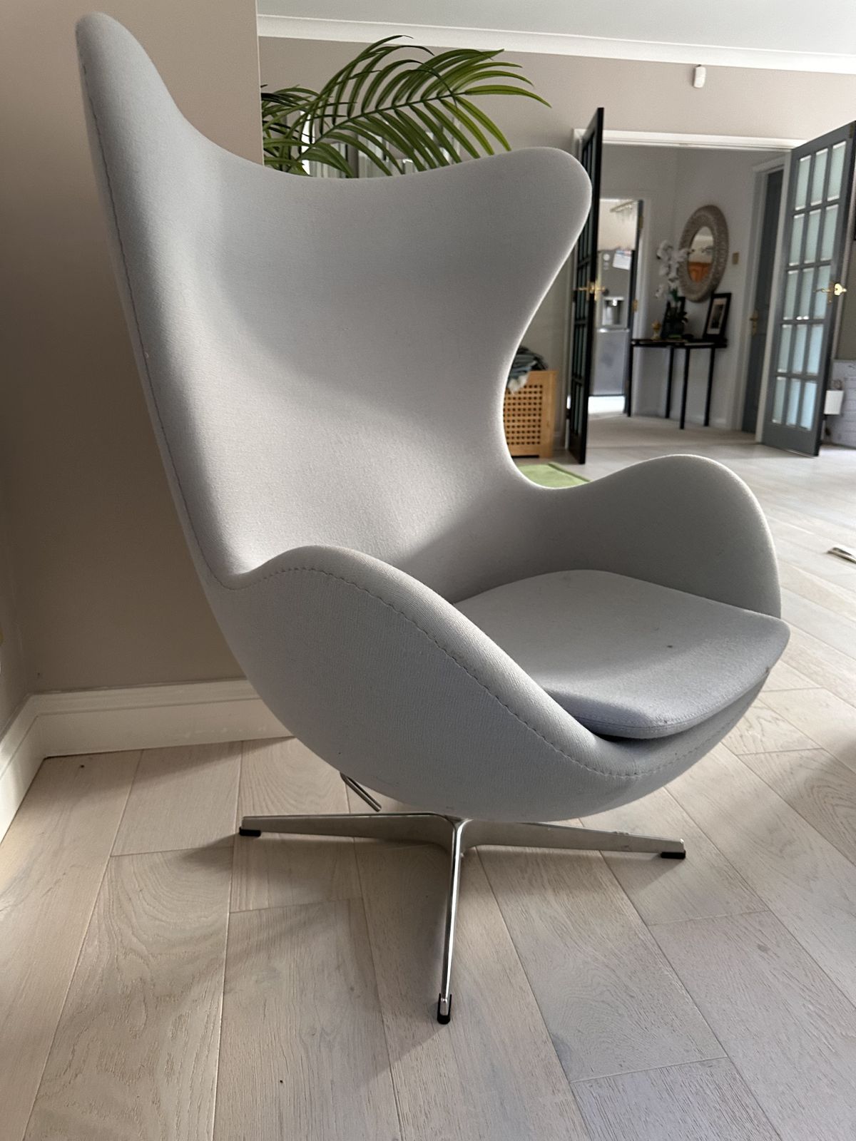 Arne Jacobsen Egg Chair – Original Fritz Hansen – Christianshavn Fabric (1170 Light Grey