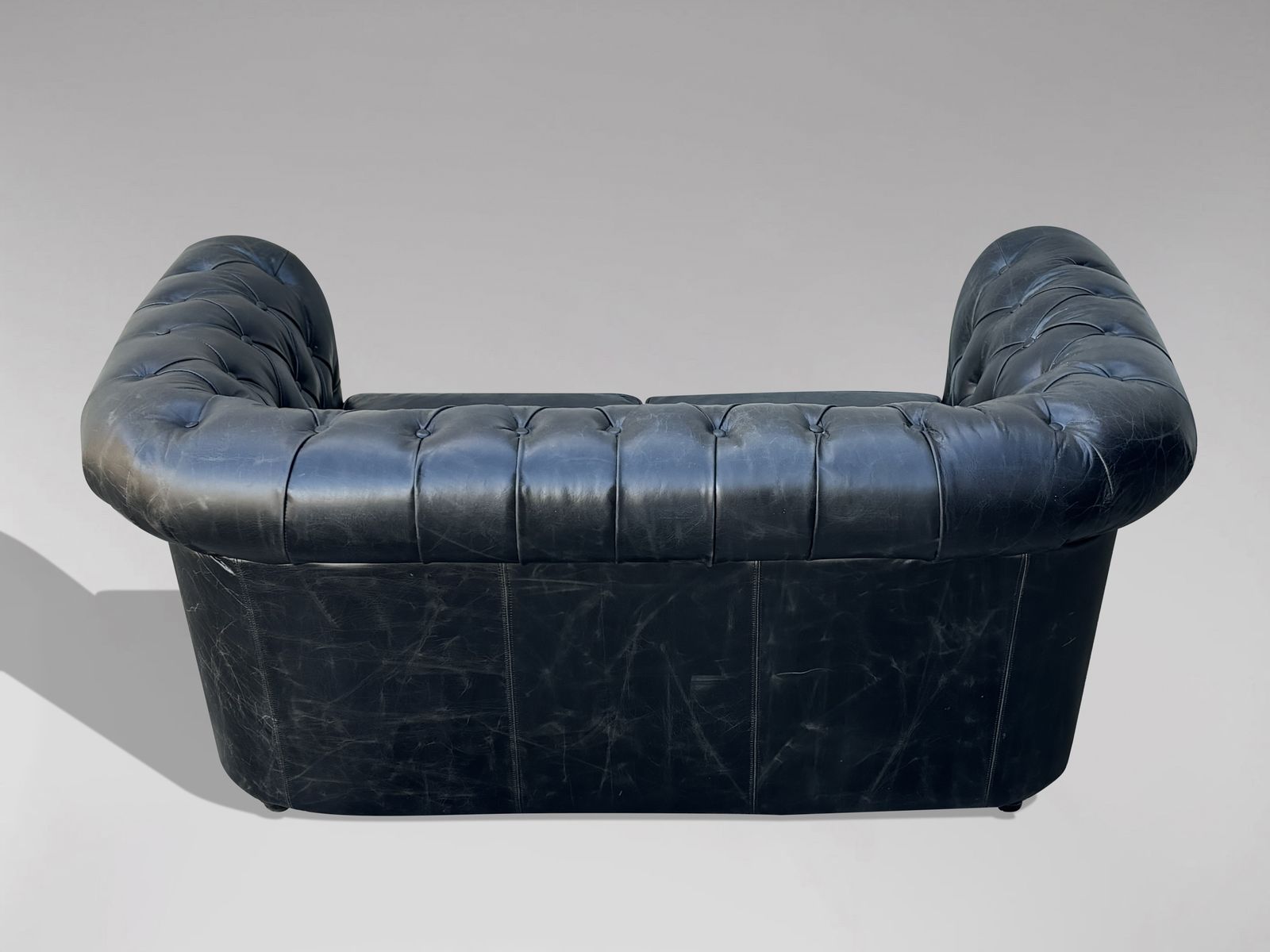photo furniture Two Seater Black Leather Chesterfield Sofa