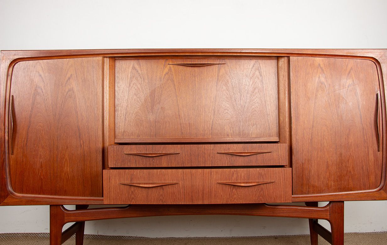 Mobilier Buffet danois en teck par Ærthoj Jensen and Mølholm Herning, années 1960. photo