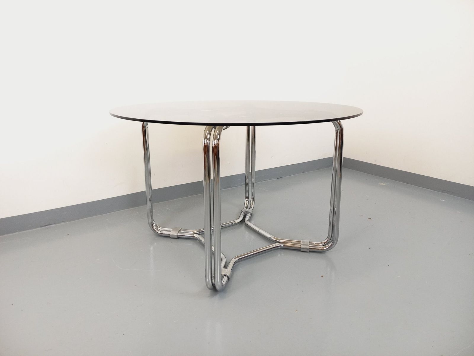 2607.0 Space Age Round Table In Smoked Glass And Chrome Metal photo