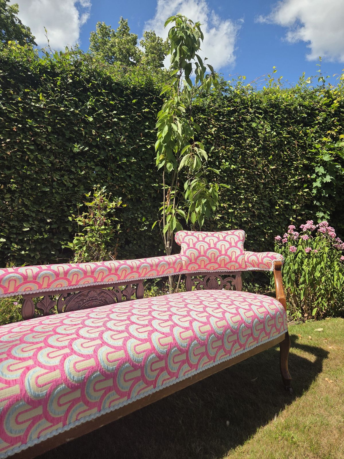 photo furniture Antique Chaise Longue With Pink & Blue Velvet Upholstery