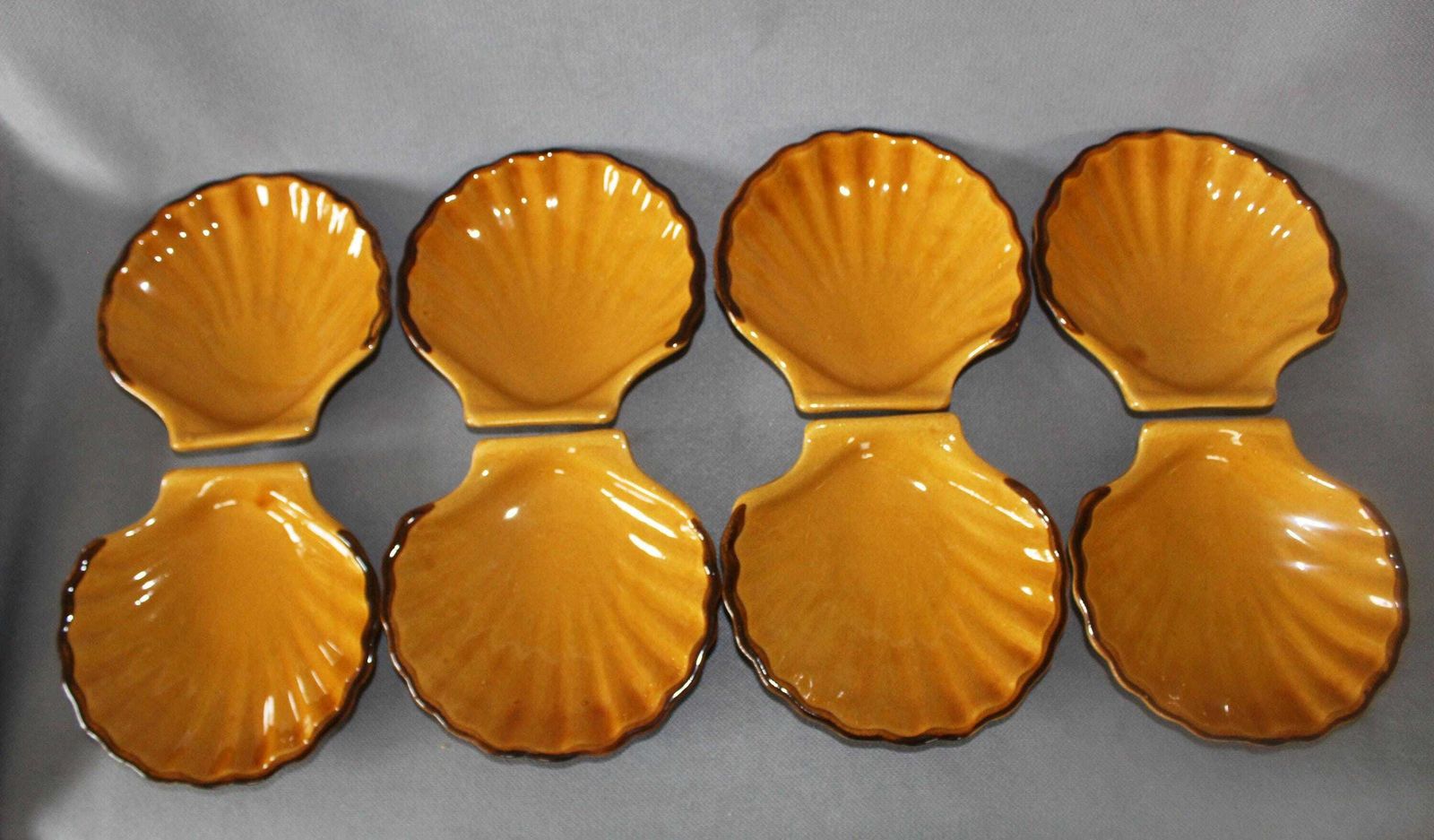 Set Van 8 Vintage Emile Henry France Keramische Serveerschaaltjes – Sint Jakobsschelp / Zeeschelp / Coquille Saint Jacques / Zeevruchten, Honingbruin Glazuur – Ramekins