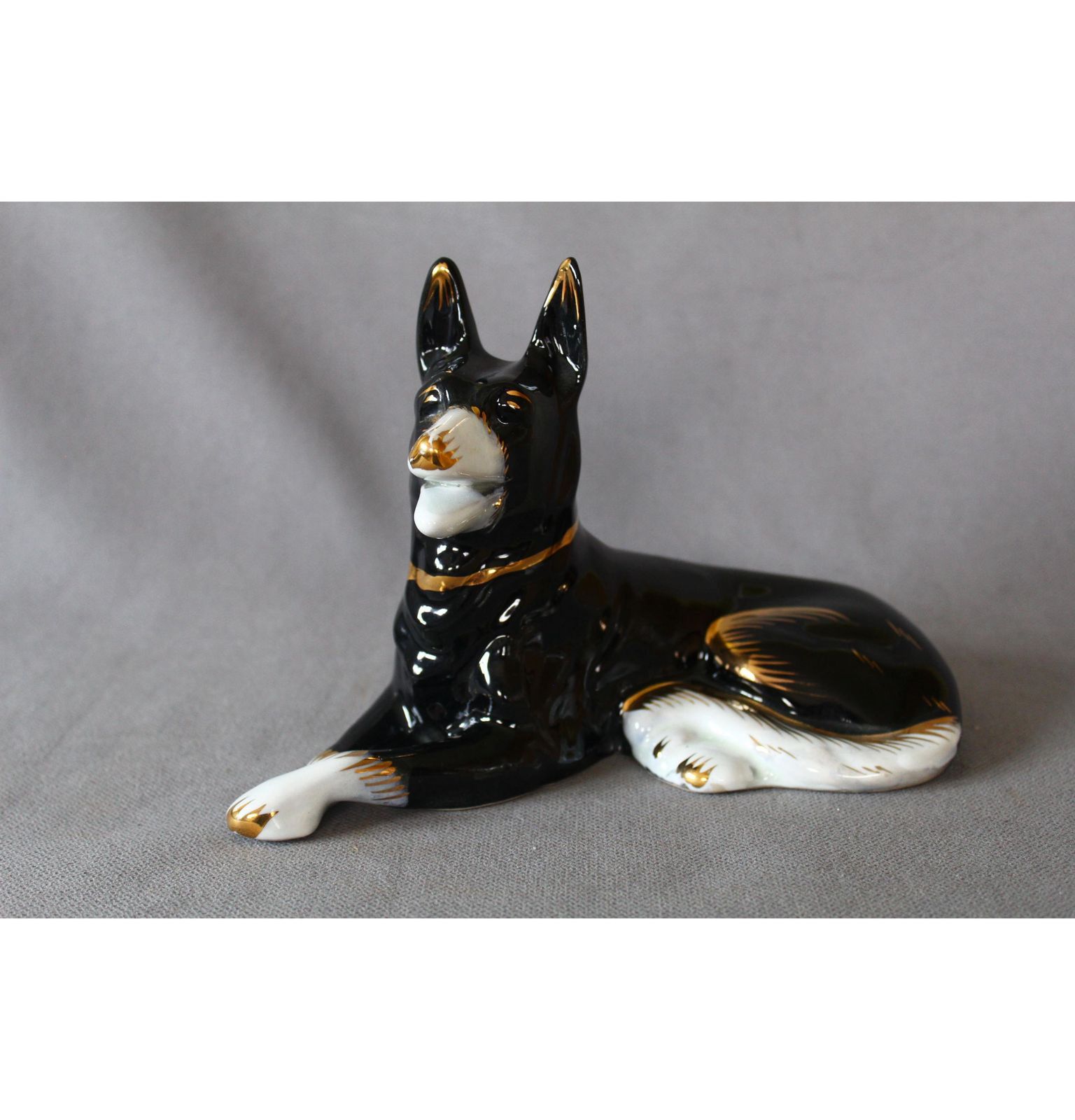 Vintage Mid Century H. Bequet Quaregnon België Keramische Hondenfiguur, Duitse Herder Keramiek, Zwart Wit, Gouden Decoratie