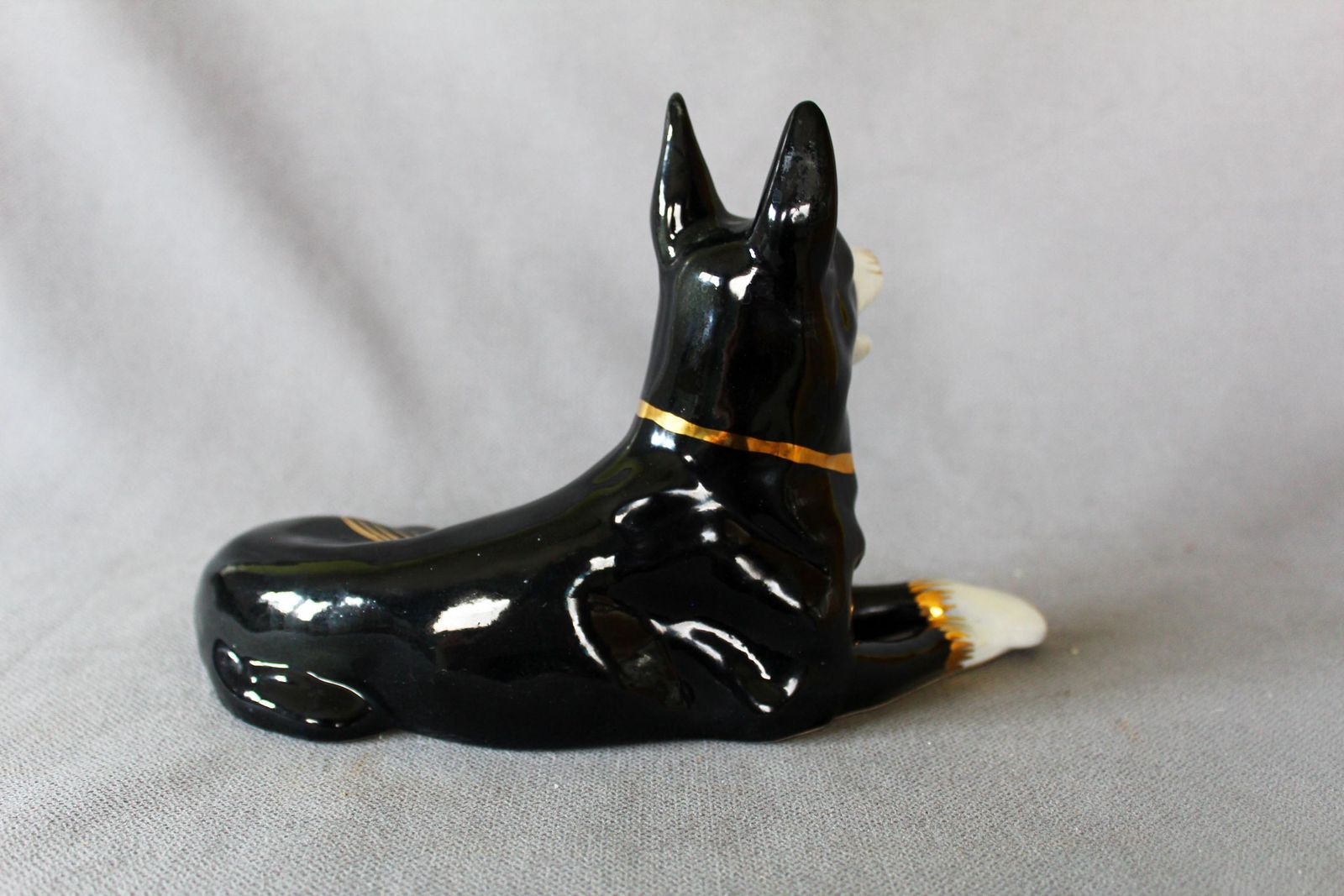 Vintage Mid Century H. Bequet Quaregnon België Keramische Hondenfiguur, Duitse Herder Keramiek, Zwart Wit, Gouden Decoratie photo vinterior