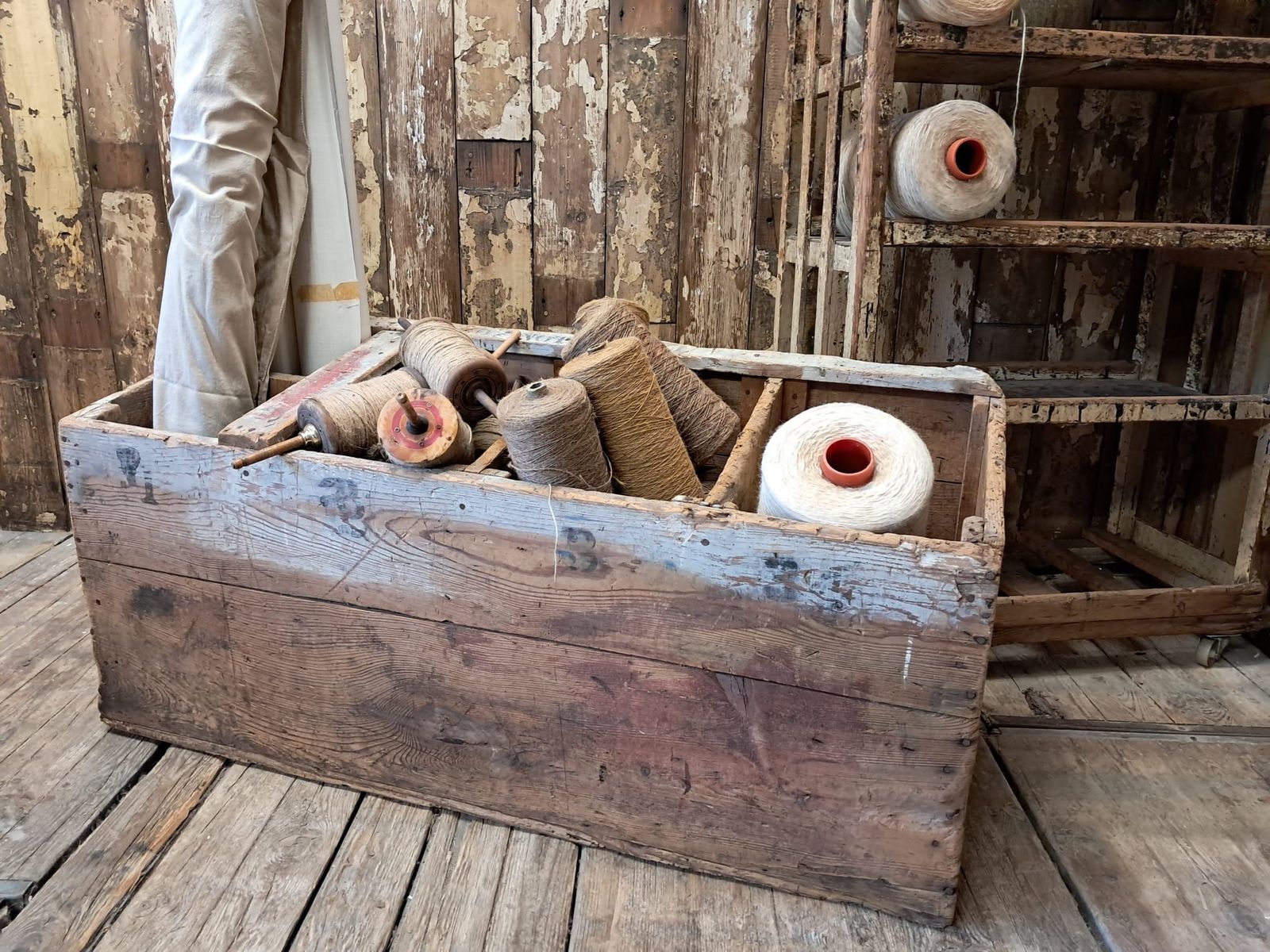 Primitive Textile Bin photo vinterior