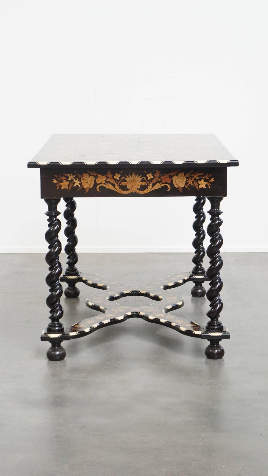Antieke Nederlandse Marquetterietafel, 19e Eeuw photo Meubels