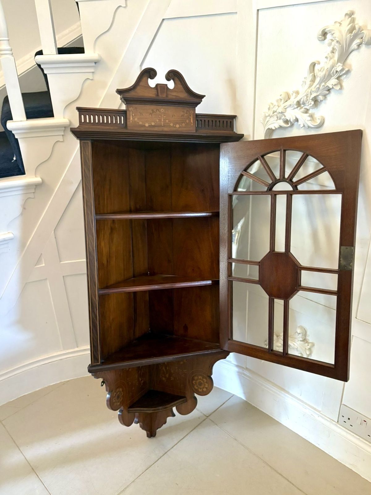 photo vinterior Unusual Antique 19th Century Quality Inlaid Rosewood Hanging Corner Cabinet