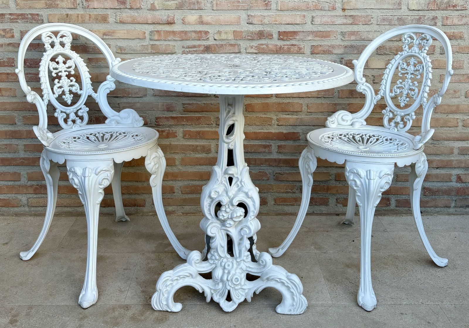 photo furniture Set Of Wrought Iron Table And Chairs Garden Or Patio Furniture