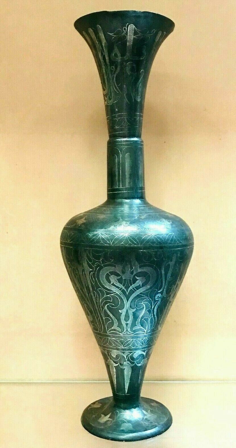 Vase Ovoïde En Métal Ciselé Sur Pied Douche XX Siècle