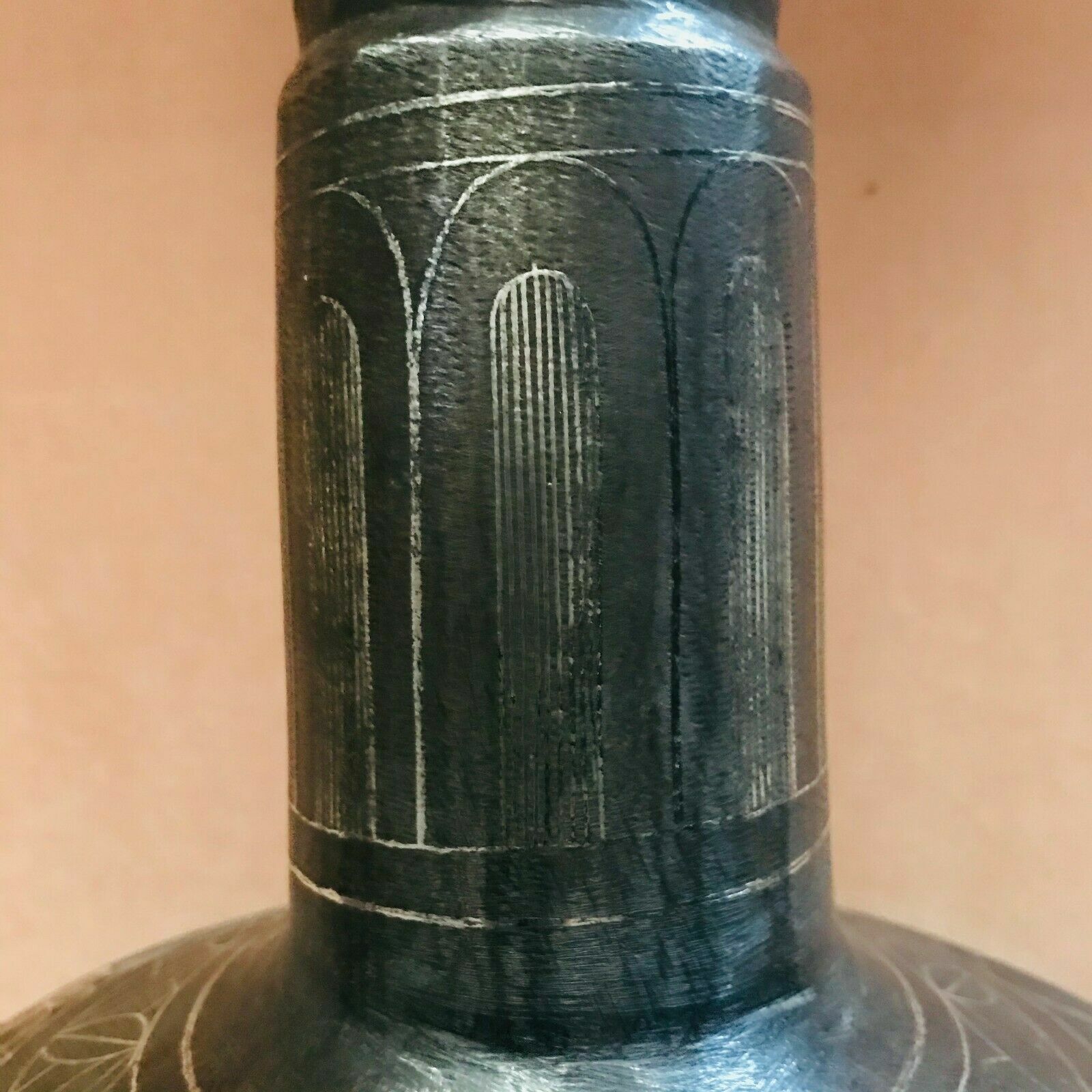 Vase Ovoïde En Métal Ciselé Sur Pied Douche XX Siècle photo 748.425