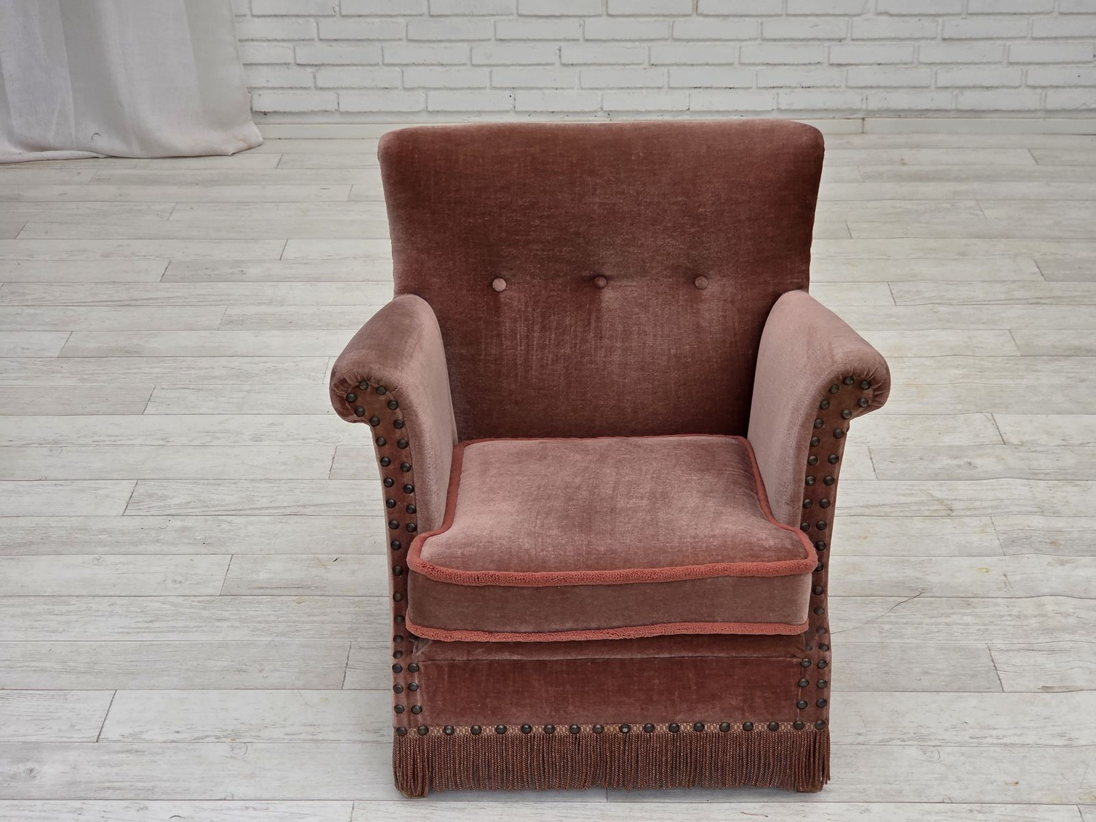 Jaren 1970, Deense Fauteuil, Zalmroze Meubelvelours, Beukenhout. photo for sale