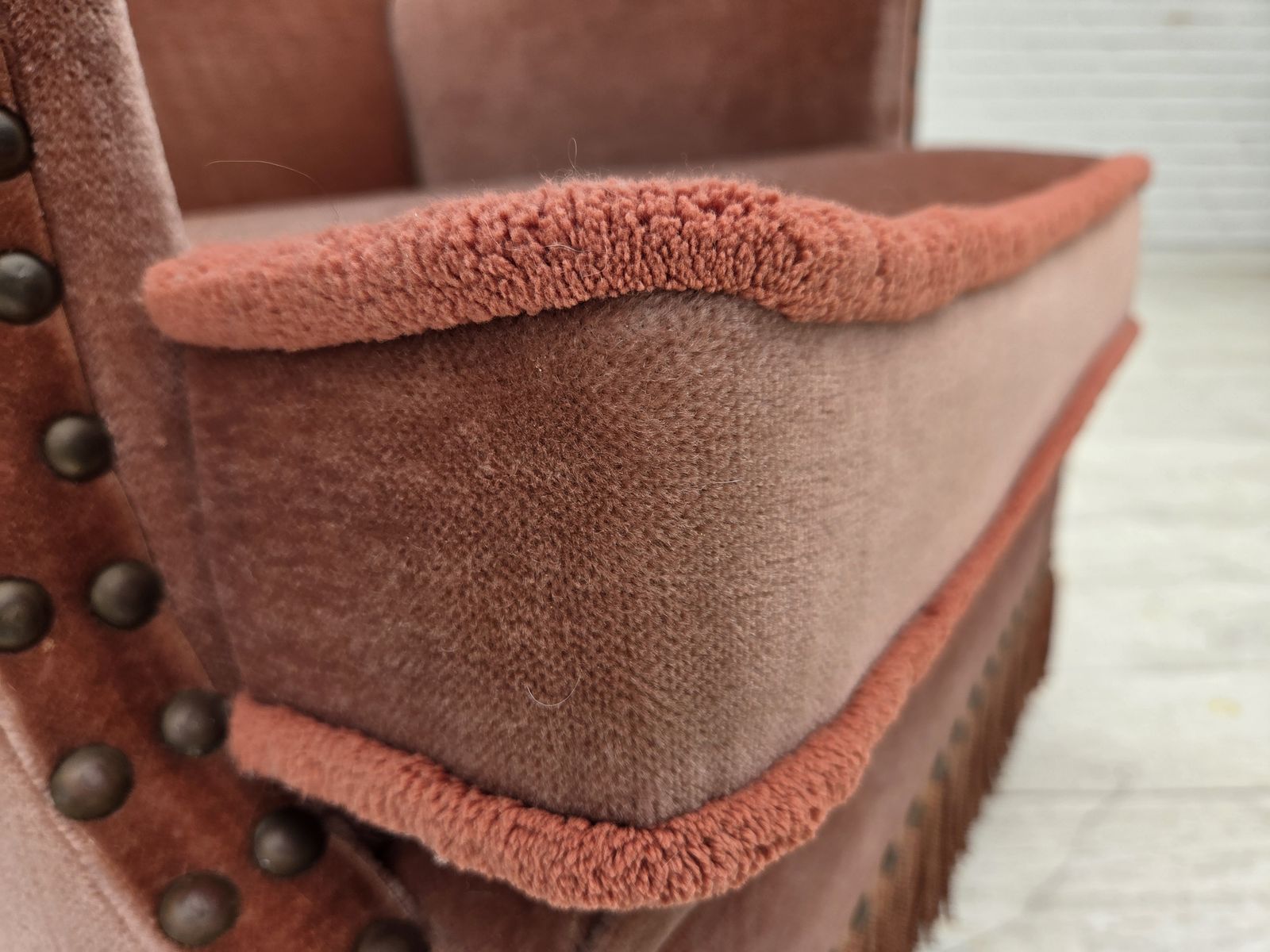 Jaren 1970, Deense Fauteuil, Zalmroze Meubelvelours, Beukenhout. photo buy