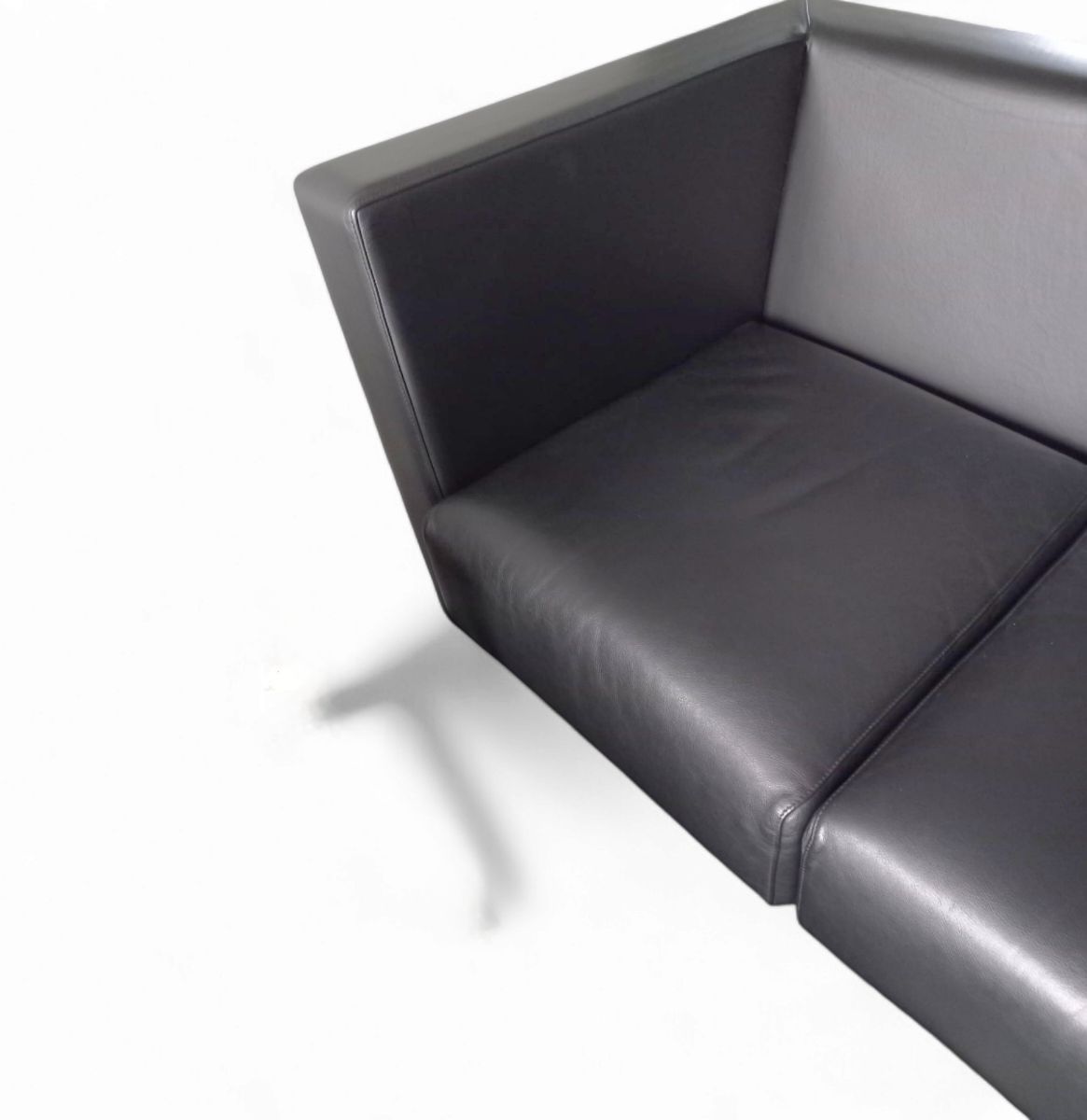 photo furniture 4 X Black Leather Poltrona Frau Moji Armchairs By Shigeru Uchida 1 X Moji Two Seater Stunning Condition
