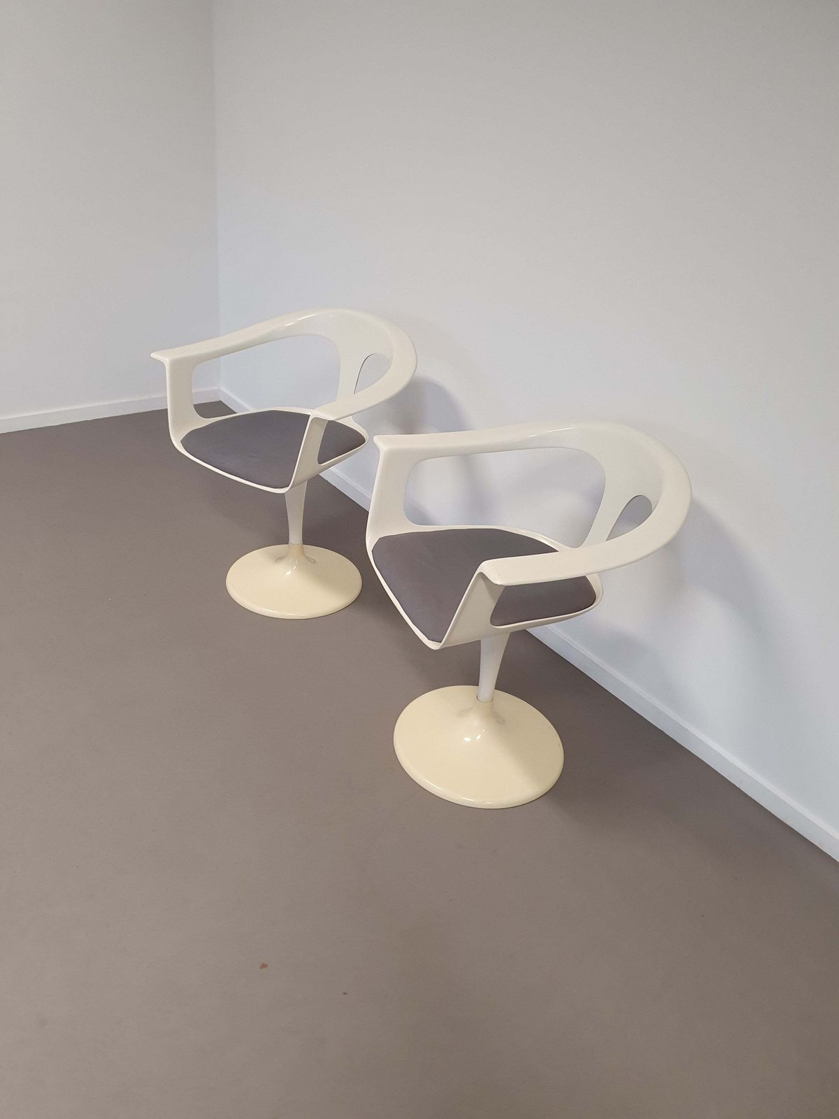 2 X Nesting Sidetable / Neo Classic / Painted Gold Leaf Top / The Battle Of Texel